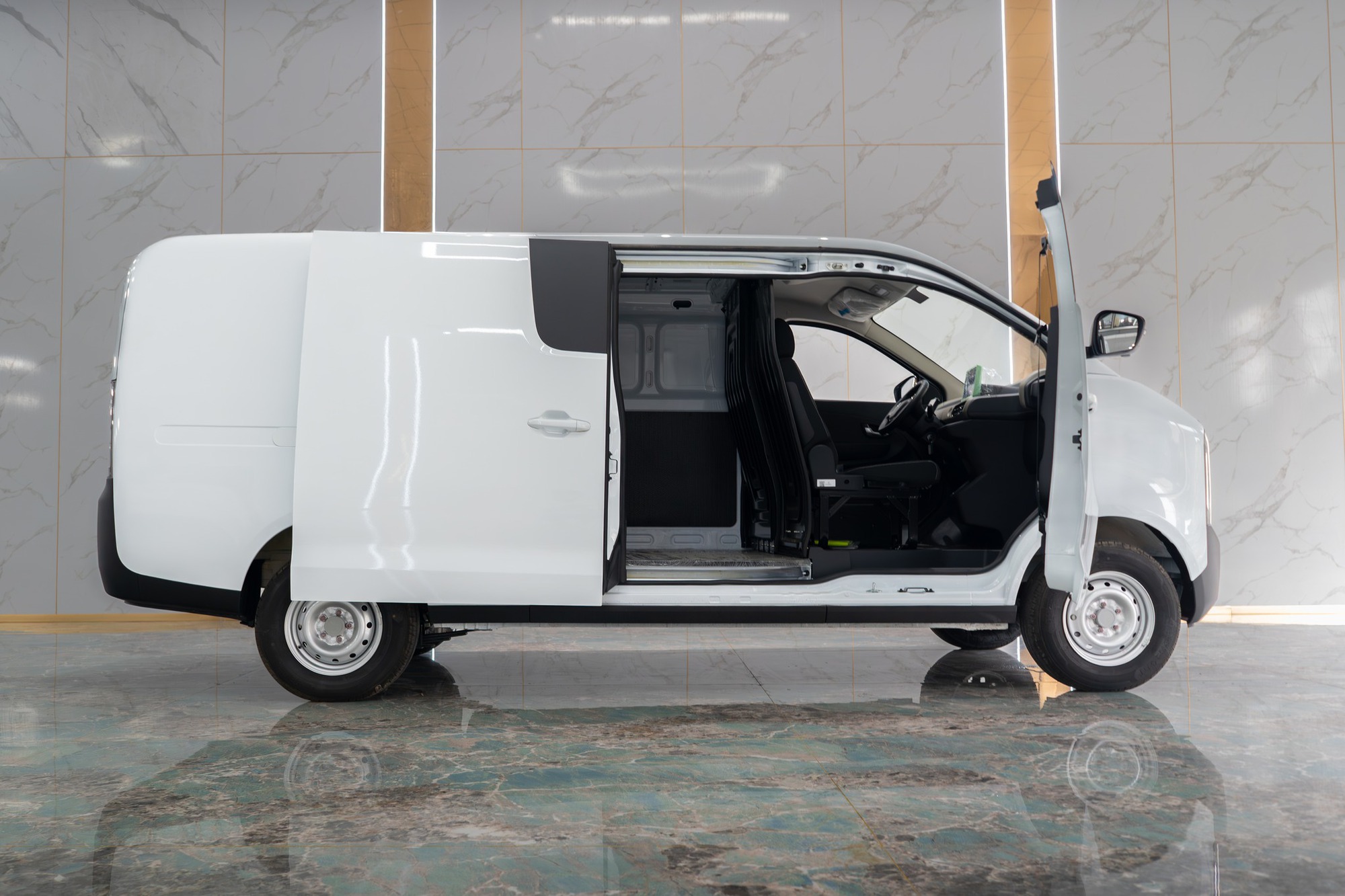 Xe điện lạ bất ngờ xuất hiện trong nh&agrave; m&aacute;y &ocirc; t&ocirc; ở Huế của h&atilde;ng Việt: Đi bao xa, gi&aacute; thế n&agrave;o?- Ảnh 5.