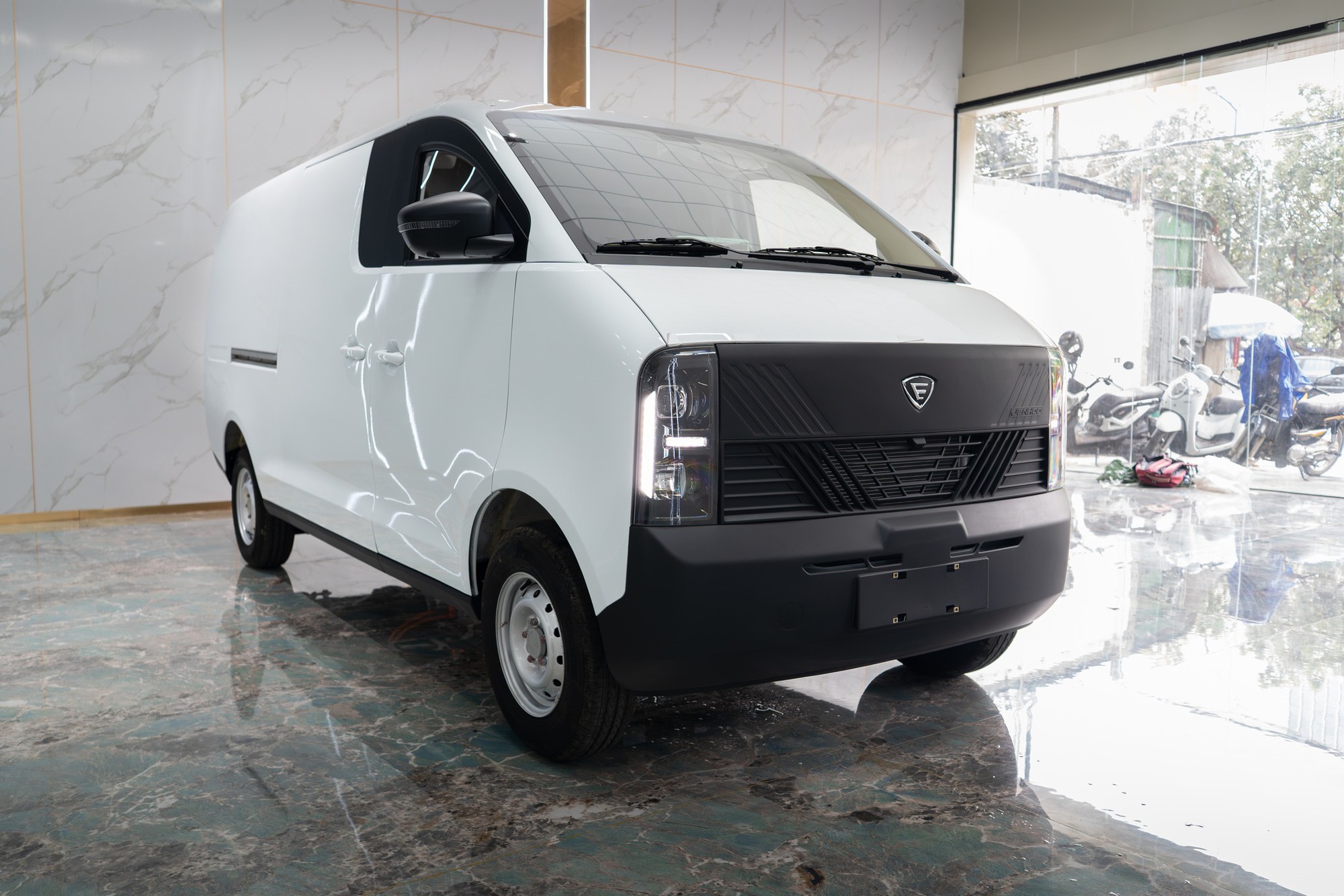 Xe điện lạ bất ngờ xuất hiện trong nh&agrave; m&aacute;y &ocirc; t&ocirc; ở Huế của h&atilde;ng Việt: Đi bao xa, gi&aacute; thế n&agrave;o?- Ảnh 8.