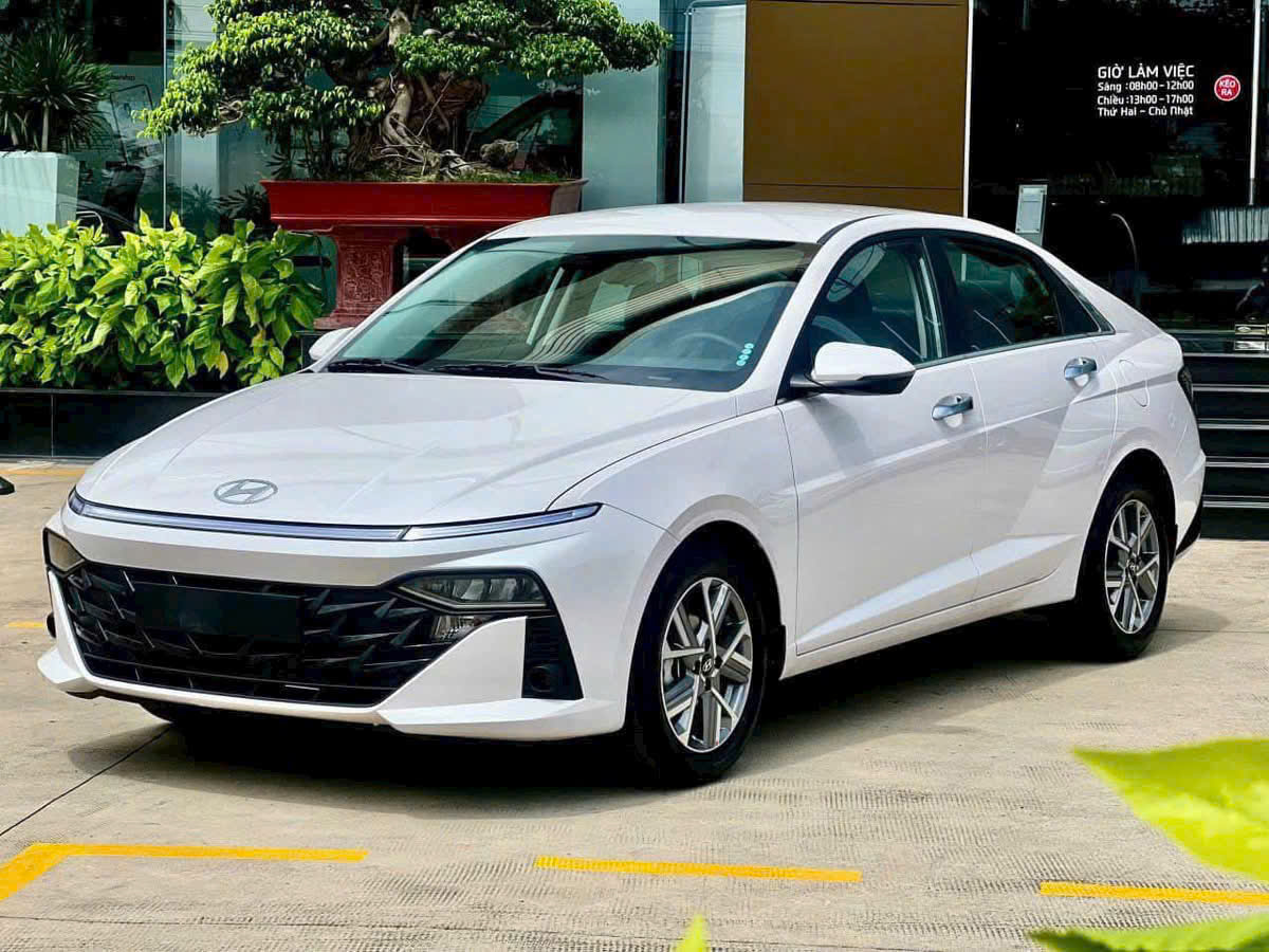 Loạt xe Hyundai chạm &lsquo;đ&aacute;y&rsquo; gi&aacute; mới sau Tết: Stargazer giảm s&acirc;u 107 triệu, Creta duy tr&igrave; sức n&oacute;ng, Grand i10 bất ngờ gia nhập đường đua- Ảnh 2.