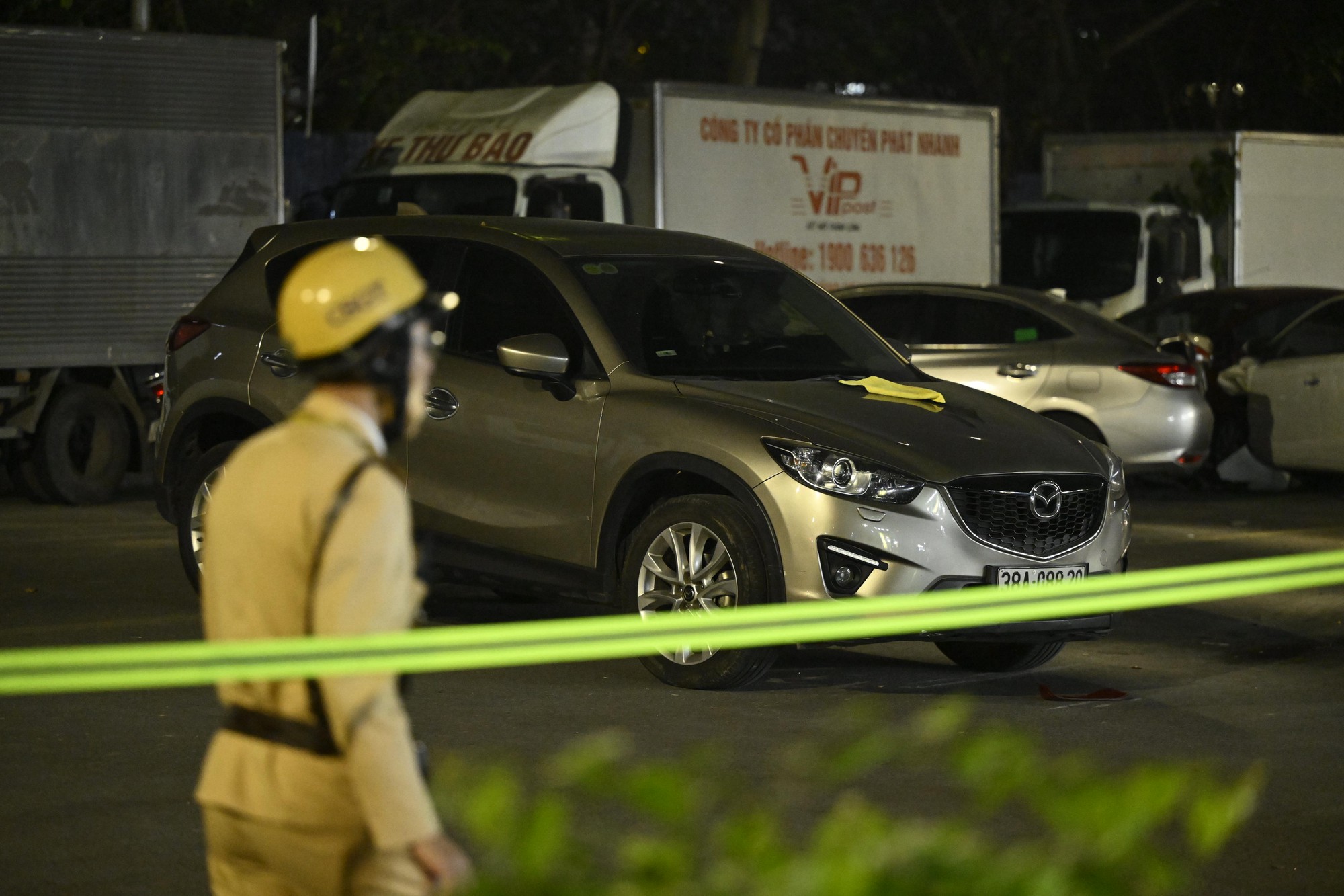 Hiện trường &ocirc; t&ocirc; t&ocirc;ng li&ecirc;n ho&agrave;n ở H&agrave; Nội, 7 xe hư hỏng nằm giữa phố, nhiều người bị thương- Ảnh 7.