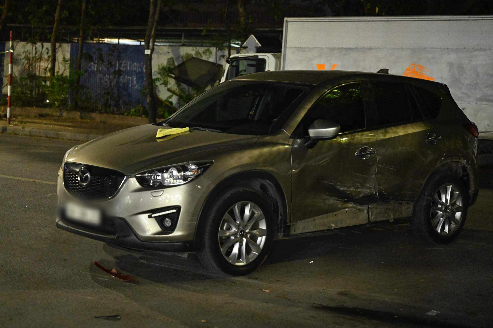 Hiện trường &ocirc; t&ocirc; t&ocirc;ng li&ecirc;n ho&agrave;n ở H&agrave; Nội, 7 xe hư hỏng nằm giữa phố, nhiều người bị thương- Ảnh 3.