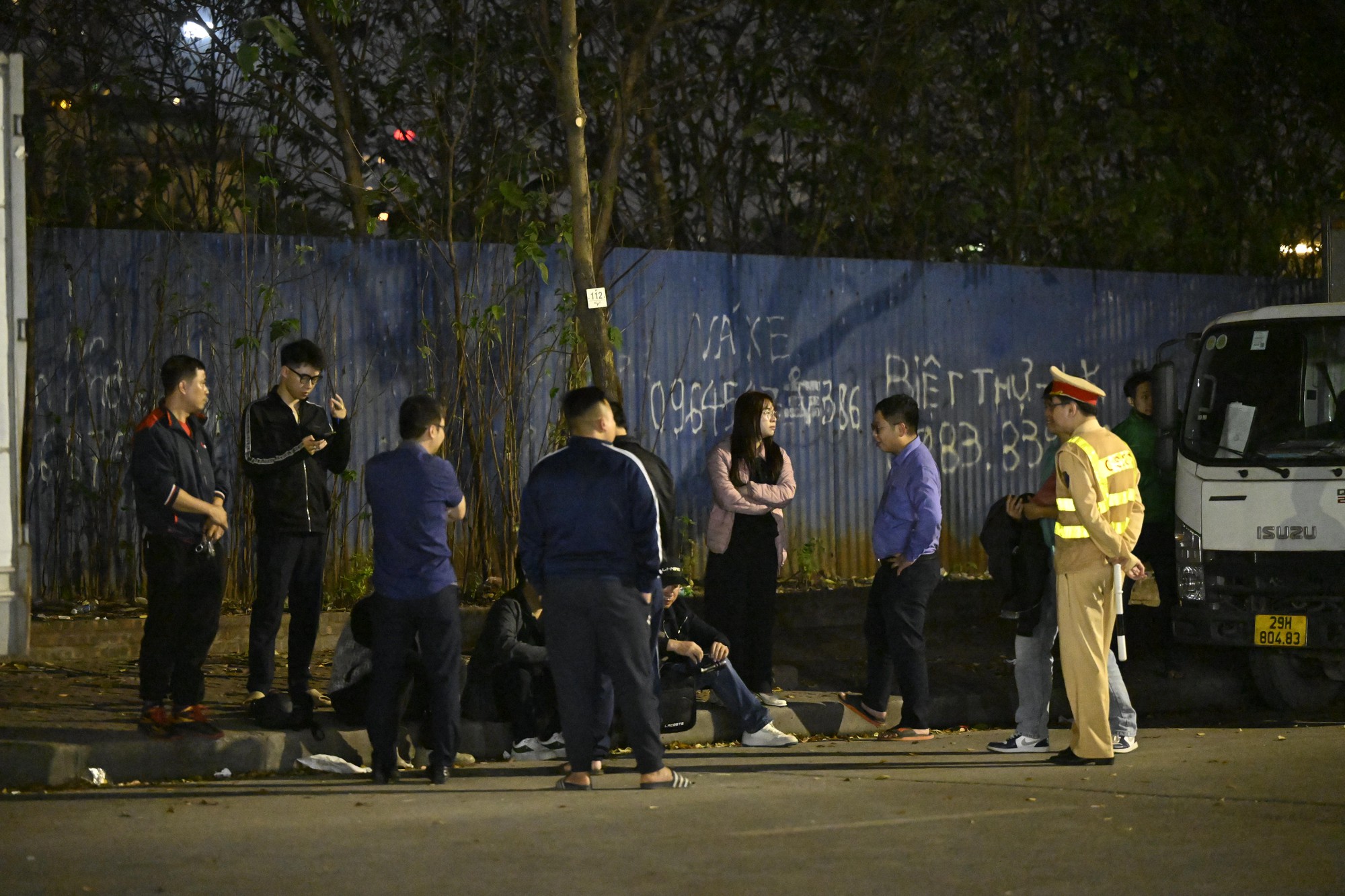 Hiện trường &ocirc; t&ocirc; t&ocirc;ng li&ecirc;n ho&agrave;n ở H&agrave; Nội, 7 xe hư hỏng nằm giữa phố, nhiều người bị thương- Ảnh 2.