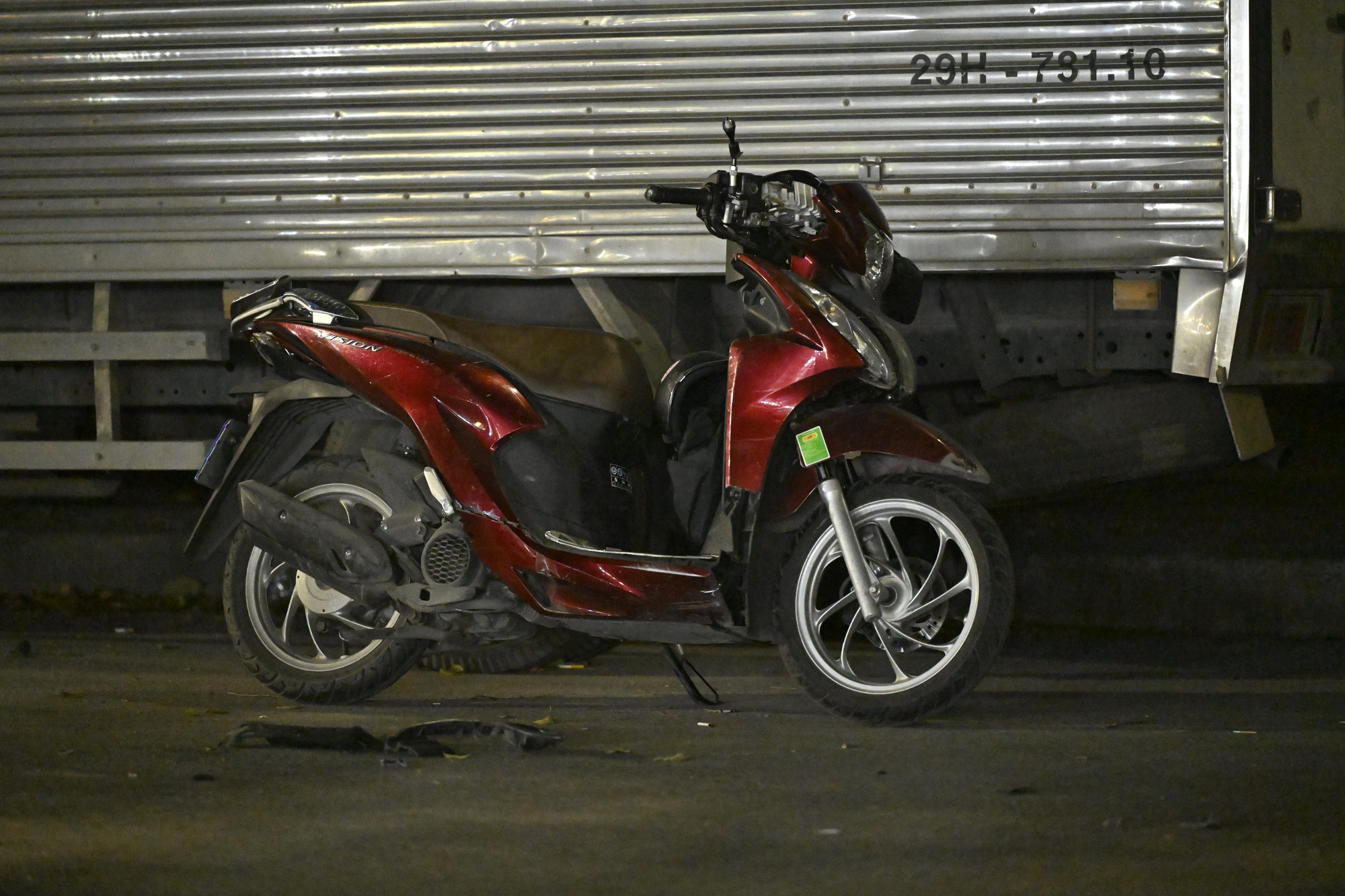 Hiện trường &ocirc; t&ocirc; t&ocirc;ng li&ecirc;n ho&agrave;n ở H&agrave; Nội, 7 xe hư hỏng nằm giữa phố, nhiều người bị thương- Ảnh 10.