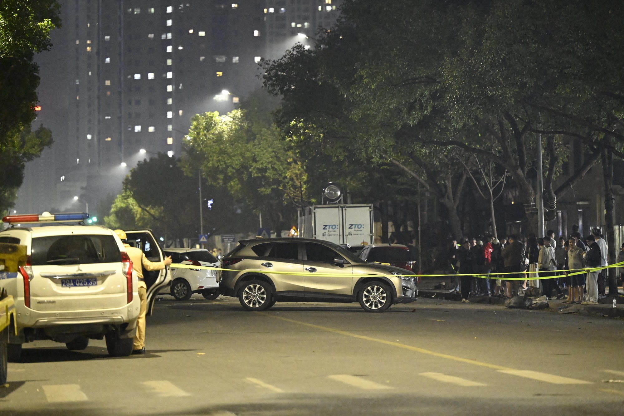 Hiện trường &ocirc; t&ocirc; t&ocirc;ng li&ecirc;n ho&agrave;n ở H&agrave; Nội, 7 xe hư hỏng nằm giữa phố, nhiều người bị thương- Ảnh 1.