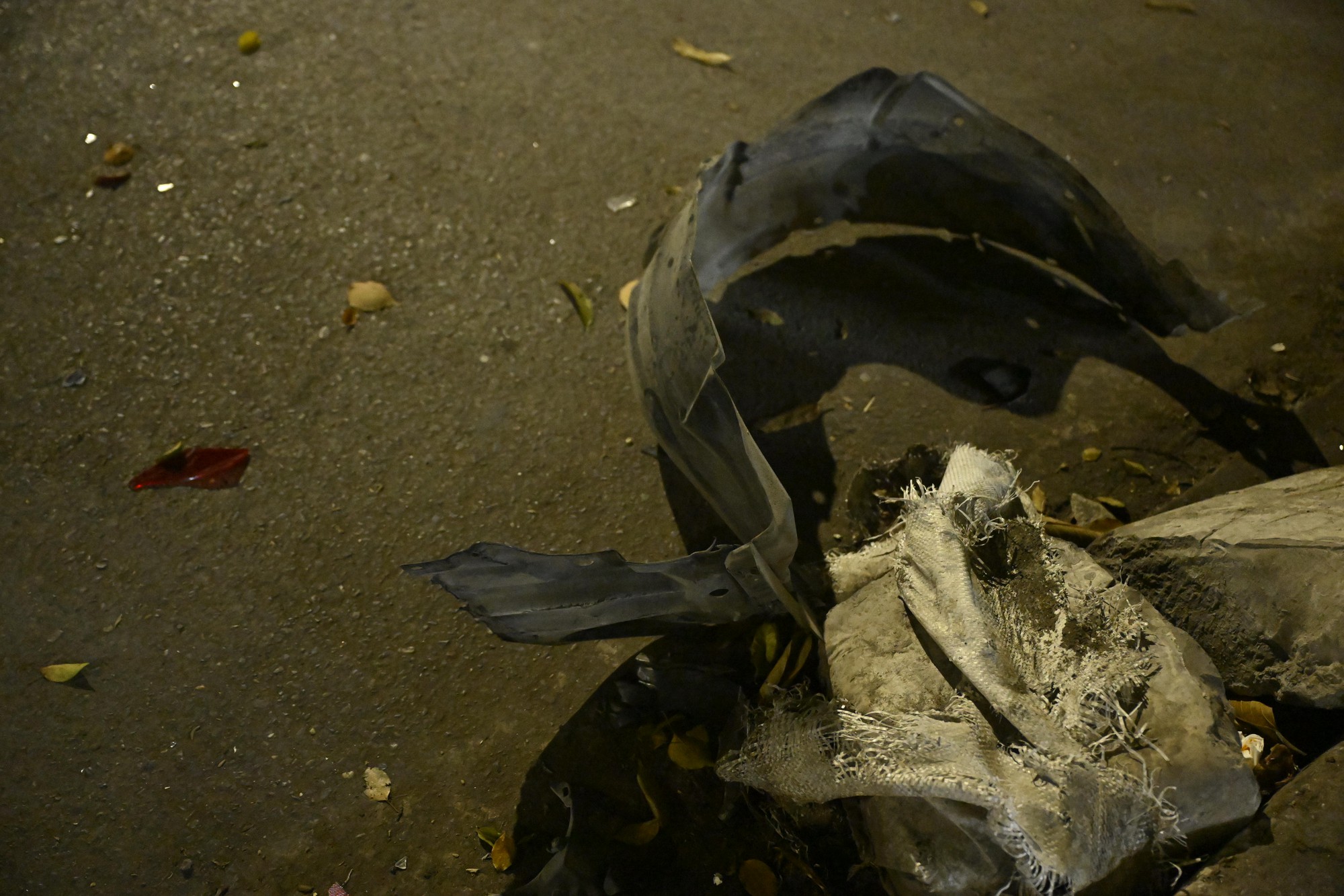 Hiện trường &ocirc; t&ocirc; t&ocirc;ng li&ecirc;n ho&agrave;n ở H&agrave; Nội, 7 xe hư hỏng nằm giữa phố, nhiều người bị thương- Ảnh 12.