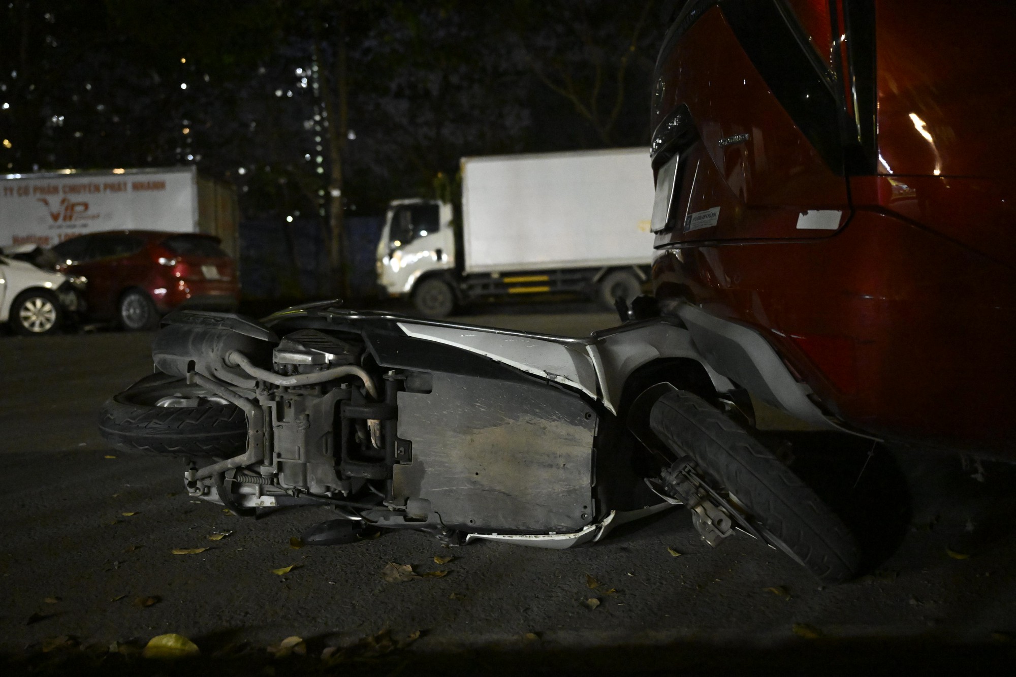 Hiện trường &ocirc; t&ocirc; t&ocirc;ng li&ecirc;n ho&agrave;n ở H&agrave; Nội, 7 xe hư hỏng nằm giữa phố, nhiều người bị thương- Ảnh 11.