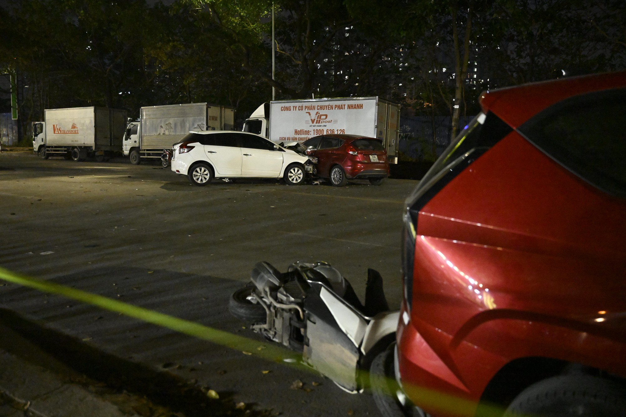 Hiện trường &ocirc; t&ocirc; t&ocirc;ng li&ecirc;n ho&agrave;n ở H&agrave; Nội, 7 xe hư hỏng nằm giữa phố, nhiều người bị thương- Ảnh 6.