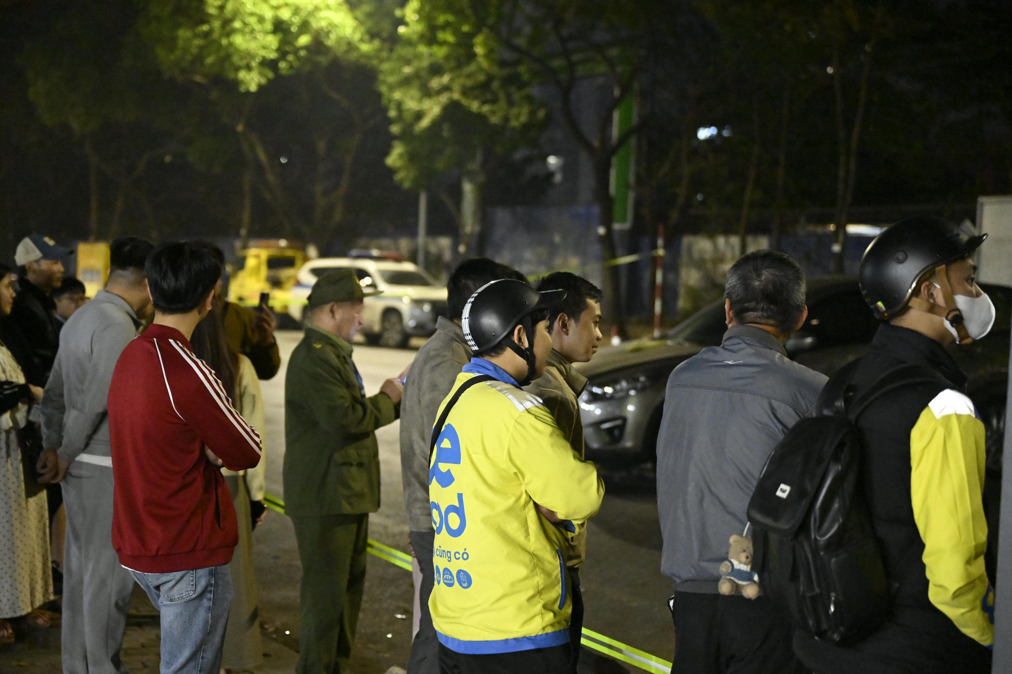 Hiện trường &ocirc; t&ocirc; t&ocirc;ng li&ecirc;n ho&agrave;n ở H&agrave; Nội, 7 xe hư hỏng nằm giữa phố, nhiều người bị thương- Ảnh 14.