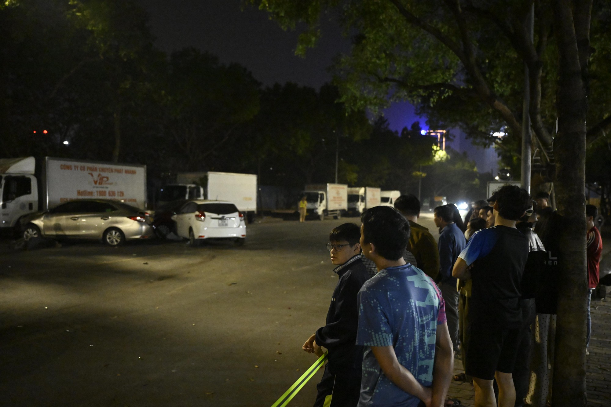 Hiện trường &ocirc; t&ocirc; t&ocirc;ng li&ecirc;n ho&agrave;n ở H&agrave; Nội, 7 xe hư hỏng nằm giữa phố, nhiều người bị thương- Ảnh 13.