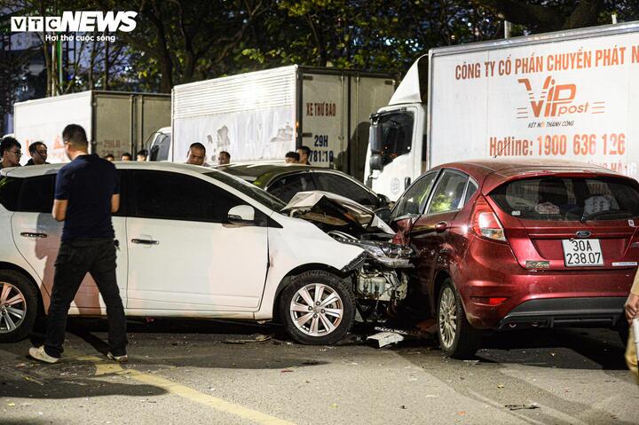 Nh&acirc;n chứng vụ tai nạn ở H&agrave; Nội: "Xe t&oacute;e lửa sau c&uacute; t&ocirc;ng, người đi đường bị hất văng"- Ảnh 1.