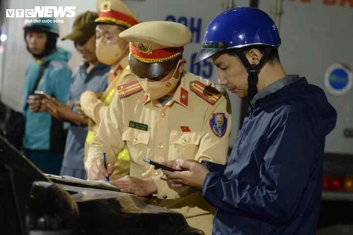 Nh&acirc;n chứng vụ tai nạn ở H&agrave; Nội: "Xe t&oacute;e lửa sau c&uacute; t&ocirc;ng, người đi đường bị hất văng"- Ảnh 3.