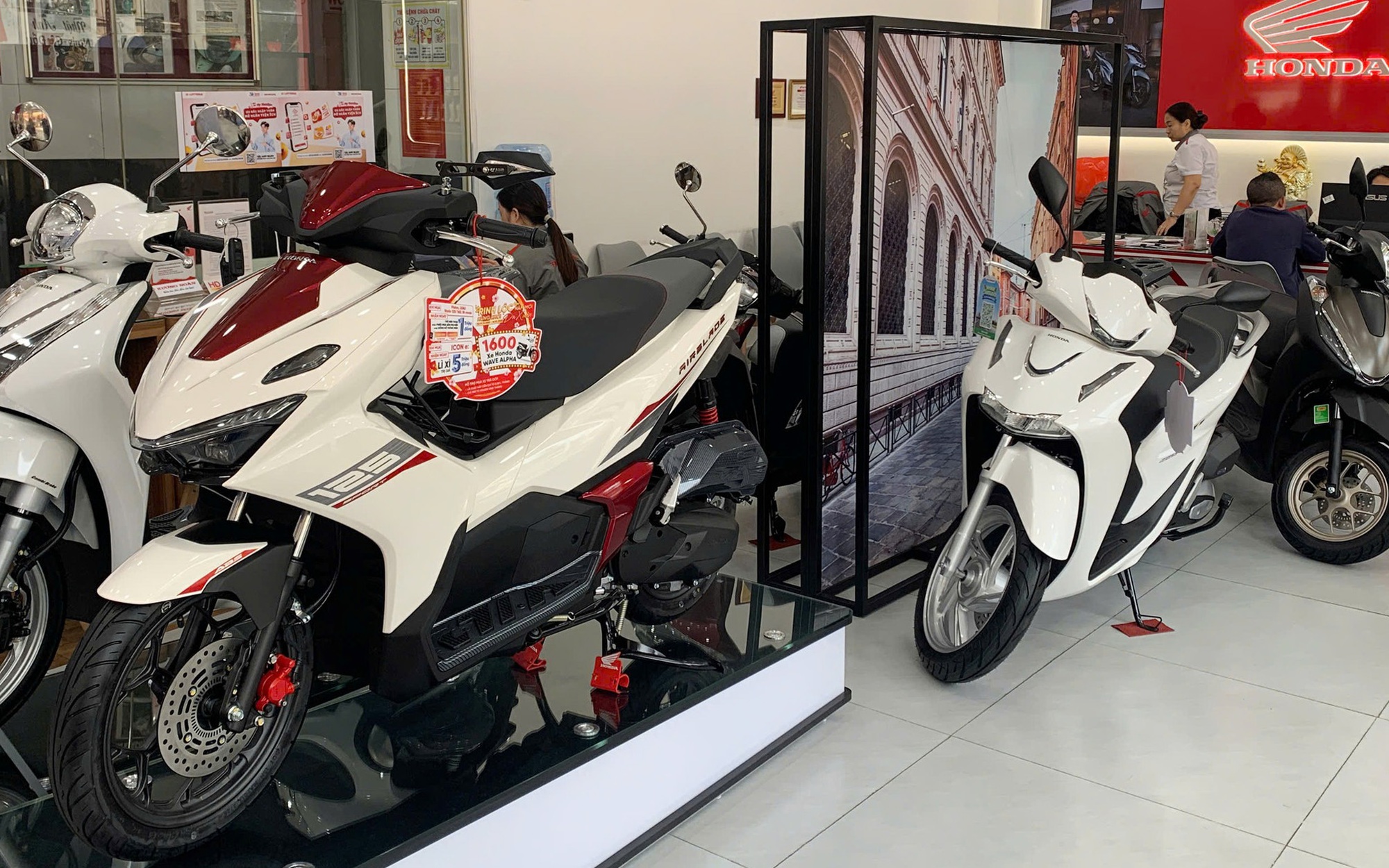 Người Việt mua trung b&igrave;nh hơn 3.600 xe m&aacute;y Honda mỗi ng&agrave;y trong 30 năm qua, h&atilde;ng l&agrave;m hẳn 3 nh&agrave; m&aacute;y, nội địa h&oacute;a hơn 96% để đ&aacute;p ứng- Ảnh 2.