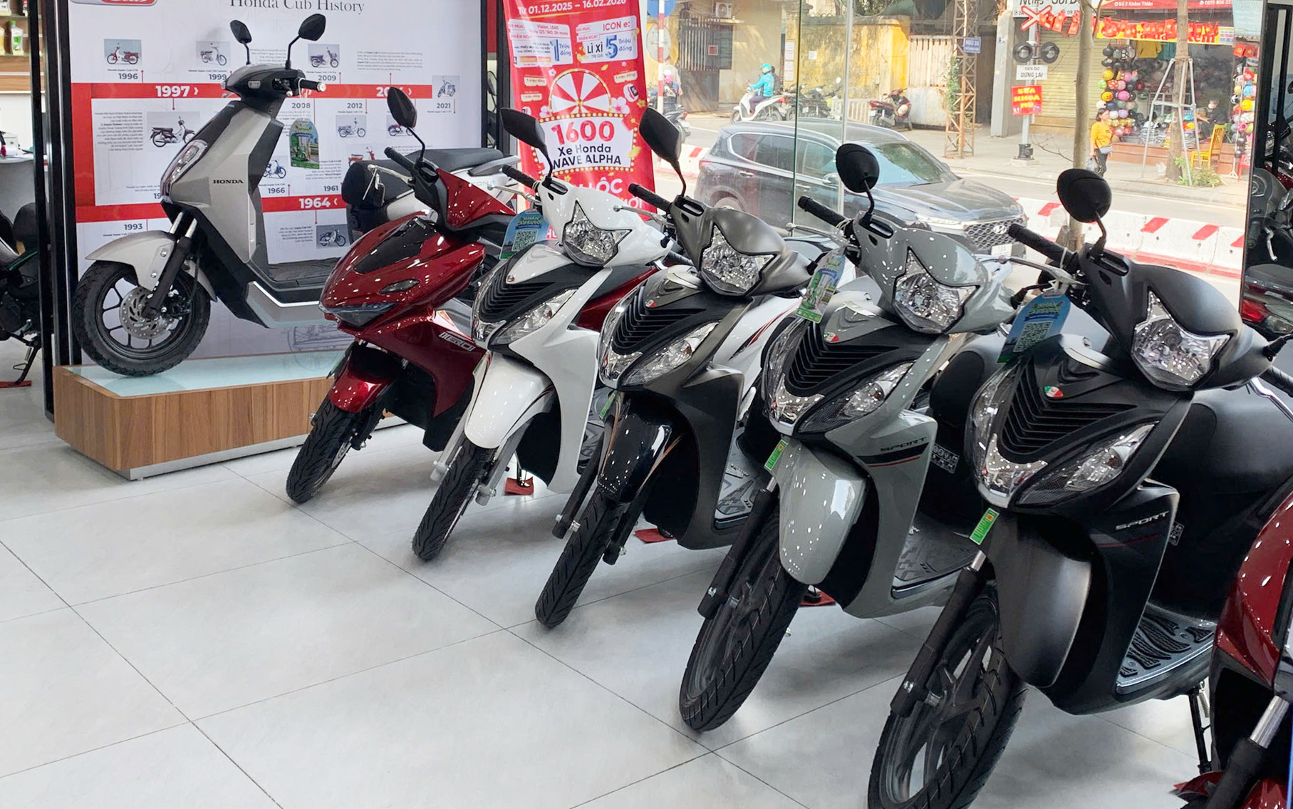 Người Việt mua trung b&igrave;nh hơn 3.600 xe m&aacute;y Honda mỗi ng&agrave;y trong 30 năm qua, h&atilde;ng l&agrave;m hẳn 3 nh&agrave; m&aacute;y, nội địa h&oacute;a hơn 96% để đ&aacute;p ứng- Ảnh 1.