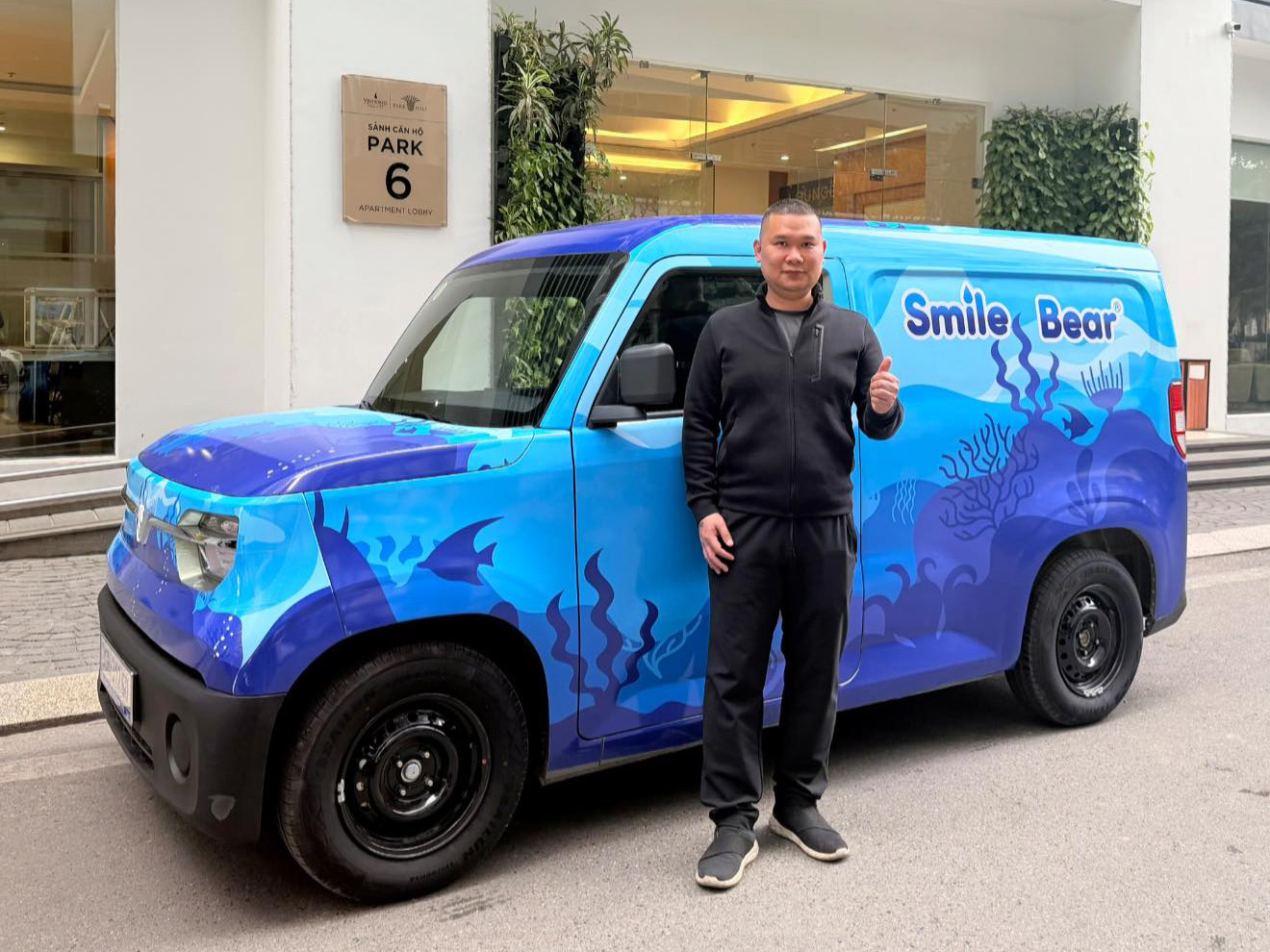 Gi&aacute;m đốc ở H&agrave; Nội sắm VinFast EC Van thay xe tải chở h&agrave;ng trong phố, t&iacute;nh trải nghiệm l&aacute;i xuy&ecirc;n Việt khi c&oacute; thời gian- Ảnh 1.