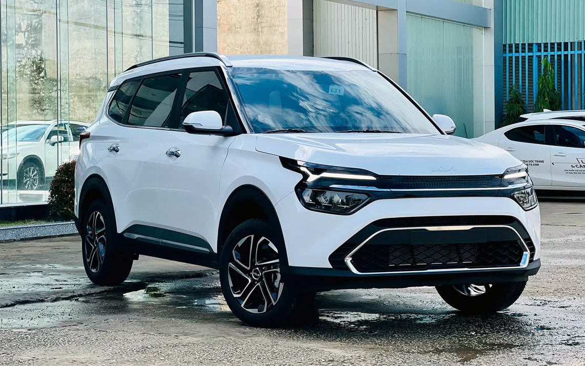Loạt xe Kia gầm cao giảm gi&aacute; ni&ecirc;m yết tại Việt Nam: Sonet thực tế c&ograve;n 475 triệu đồng đấu Fronx, Carens từ 579 triệu cạnh tranh Xpander- Ảnh 4.