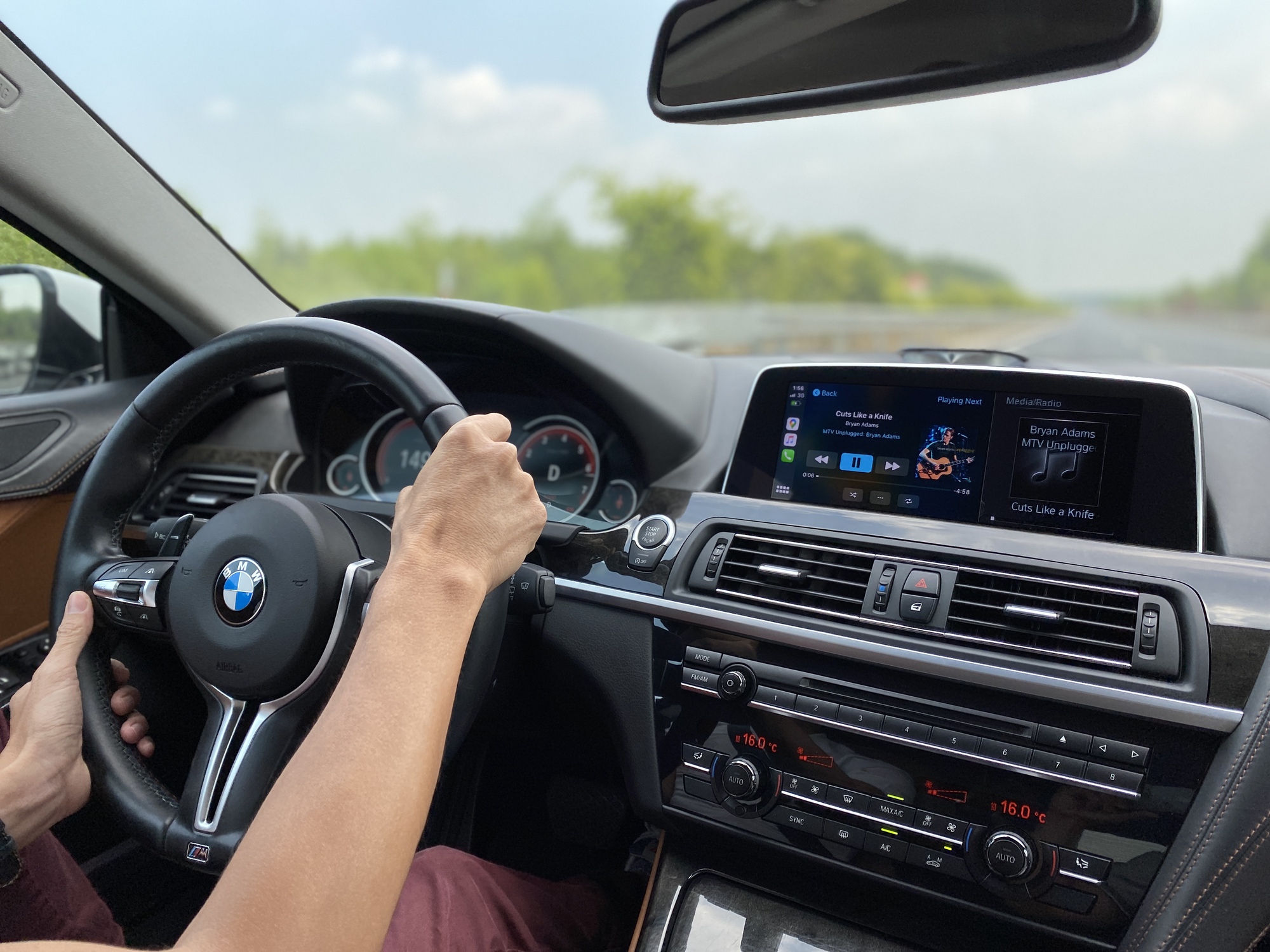 Vừa lái ô tô vừa nghe nhạc có vi phạm không? Tài xế có thể bị phạt tới 6 triệu đồng nếu bỏ qua chi tiết này- Ảnh 1. Vừa lái ô tô vừa nghe nhạc có vi phạm không? Tài xế có thể bị phạt tới 6 triệu đồng nếu bỏ qua chi tiết này- Ảnh 1.