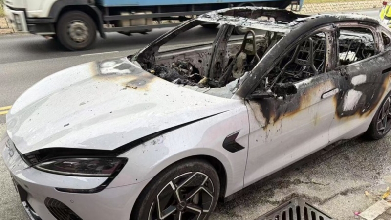 BYD Seal bốc cháy khi đang chạy: Nguyên nhân do nổ pin, tài xế thoát ra chỉ vài giây trước khi khoang xe sụp đổ- Ảnh 2. BYD Seal bốc cháy khi đang chạy: Nguyên nhân do nổ pin, tài xế thoát ra chỉ vài giây trước khi khoang xe sụp đổ- Ảnh 2.