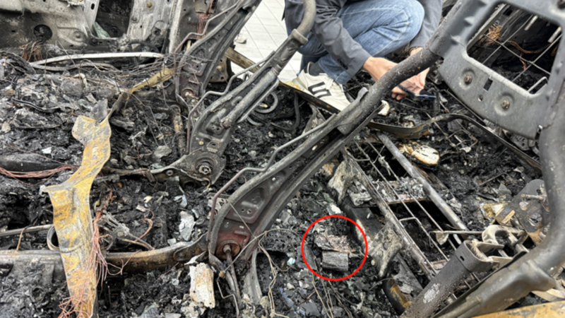 BYD Seal bốc cháy khi đang chạy: Nguyên nhân do nổ pin, tài xế thoát ra chỉ vài giây trước khi khoang xe sụp đổ- Ảnh 3. BYD Seal bốc cháy khi đang chạy: Nguyên nhân do nổ pin, tài xế thoát ra chỉ vài giây trước khi khoang xe sụp đổ- Ảnh 3.