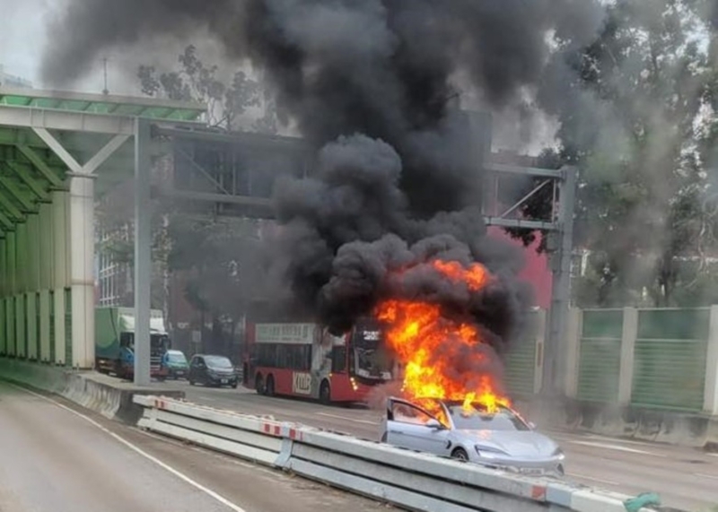 BYD Seal bốc cháy khi đang chạy: Nguyên nhân do nổ pin, tài xế thoát ra chỉ vài giây trước khi khoang xe sụp đổ- Ảnh 1. BYD Seal bốc cháy khi đang chạy: Nguyên nhân do nổ pin, tài xế thoát ra chỉ vài giây trước khi khoang xe sụp đổ- Ảnh 1.