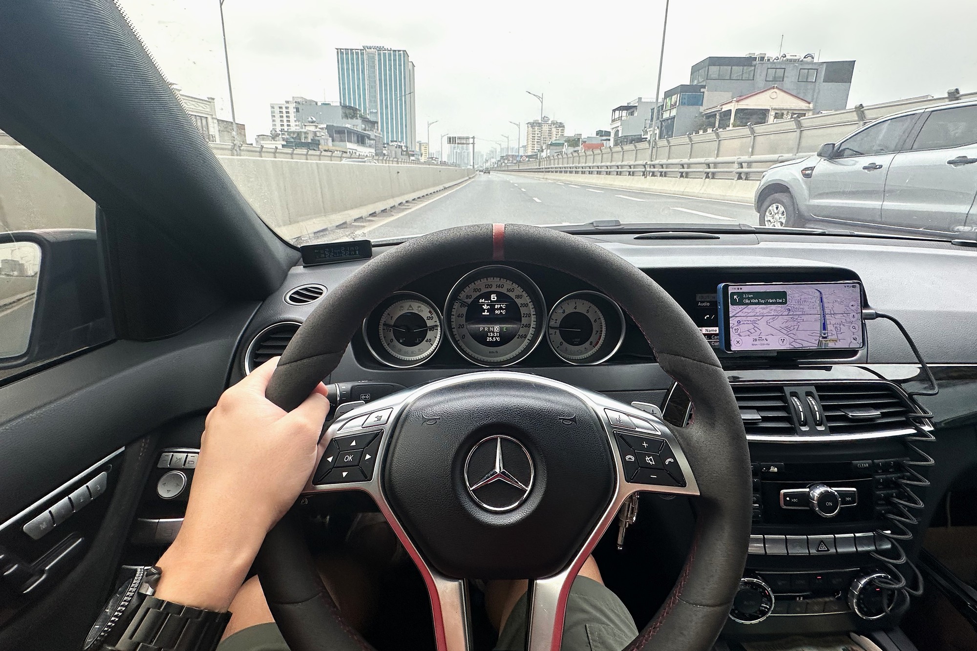 'T&ocirc;i ngậm ng&ugrave;i 'tr&ugrave;m mền' chiếc Mercedes-Benz C 300 khi gi&aacute; xăng gần 30.000 đồng/l&iacute;t, đi xa cũng kh&ocirc;ng d&aacute;m d&ugrave;ng'- Ảnh 2.