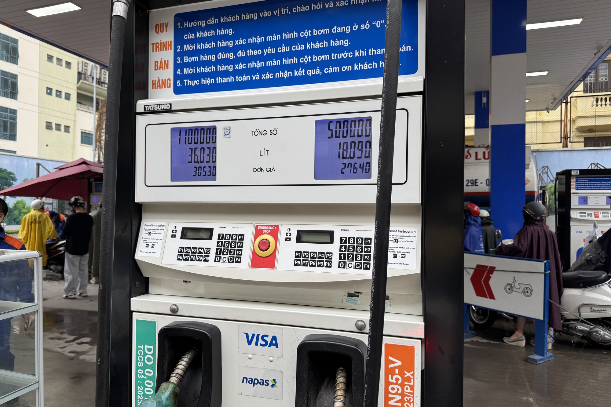 'T&ocirc;i ngậm ng&ugrave;i 'tr&ugrave;m mền' chiếc Mercedes-Benz C 300 khi gi&aacute; xăng gần 30.000 đồng/l&iacute;t, đi xa cũng kh&ocirc;ng d&aacute;m d&ugrave;ng'- Ảnh 3.