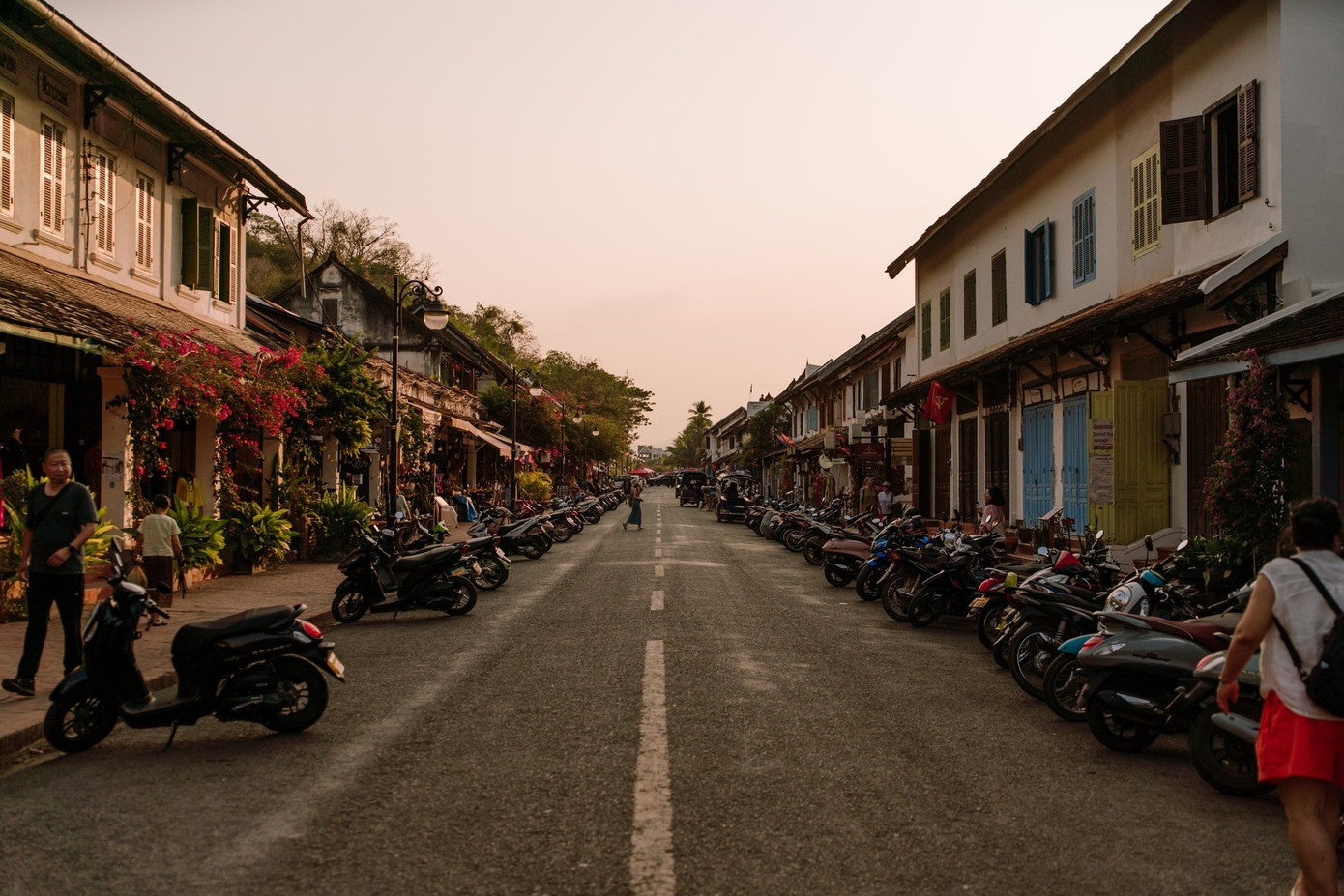 Cặp đ&ocirc;i m&aacute;ch kinh nghiệm l&aacute;i &ocirc; t&ocirc; du lịch L&agrave;o 8 ng&agrave;y với 15 triệu đồng- Ảnh 6.