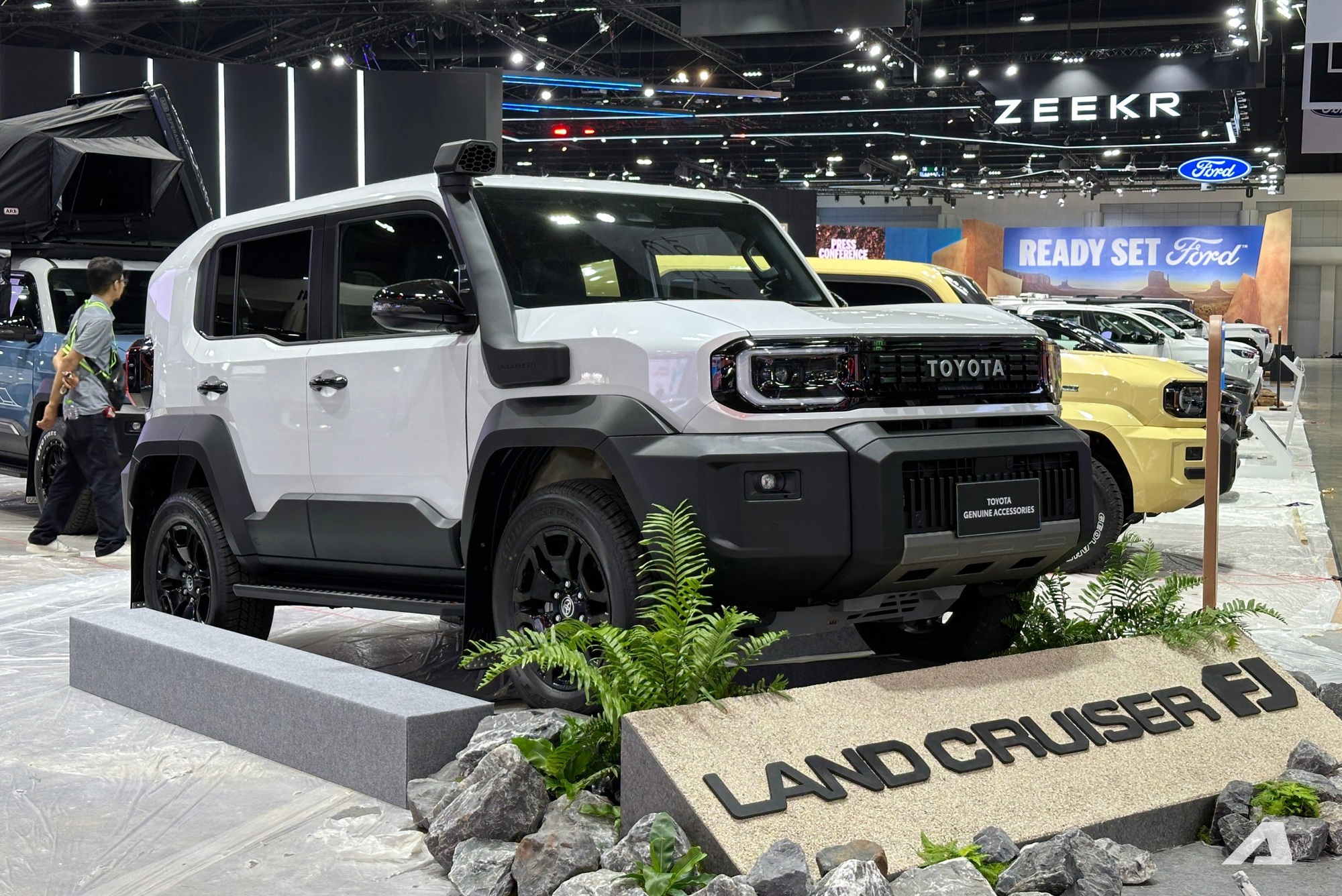 Toyota Land Cruiser FJ nhận cọc tại Việt Nam: Gi&aacute; dự kiến gần 1,2 tỷ đồng ngang Fortuner, Everest, m&aacute;y 2.7L, 2 cầu, dễ ra mắt th&aacute;ng 6- Ảnh 1.