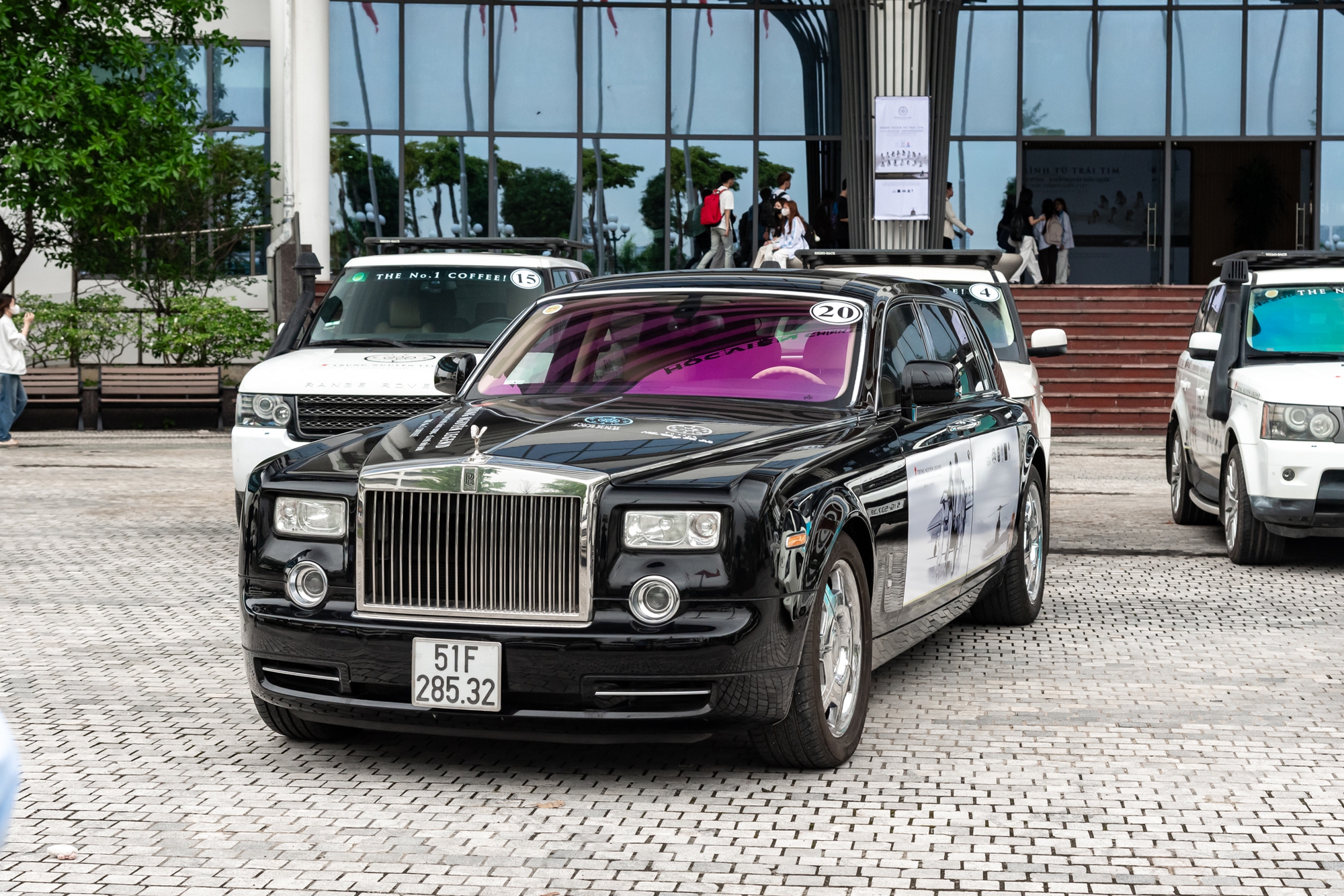 Sinh vi&ecirc;n tại H&agrave; Nội trầm trồ trước d&agrave;n Ferrari, Rolls-Royce v&agrave; Range Rover của &ocirc;ng Đặng L&ecirc; Nguy&ecirc;n Vũ- Ảnh 8.