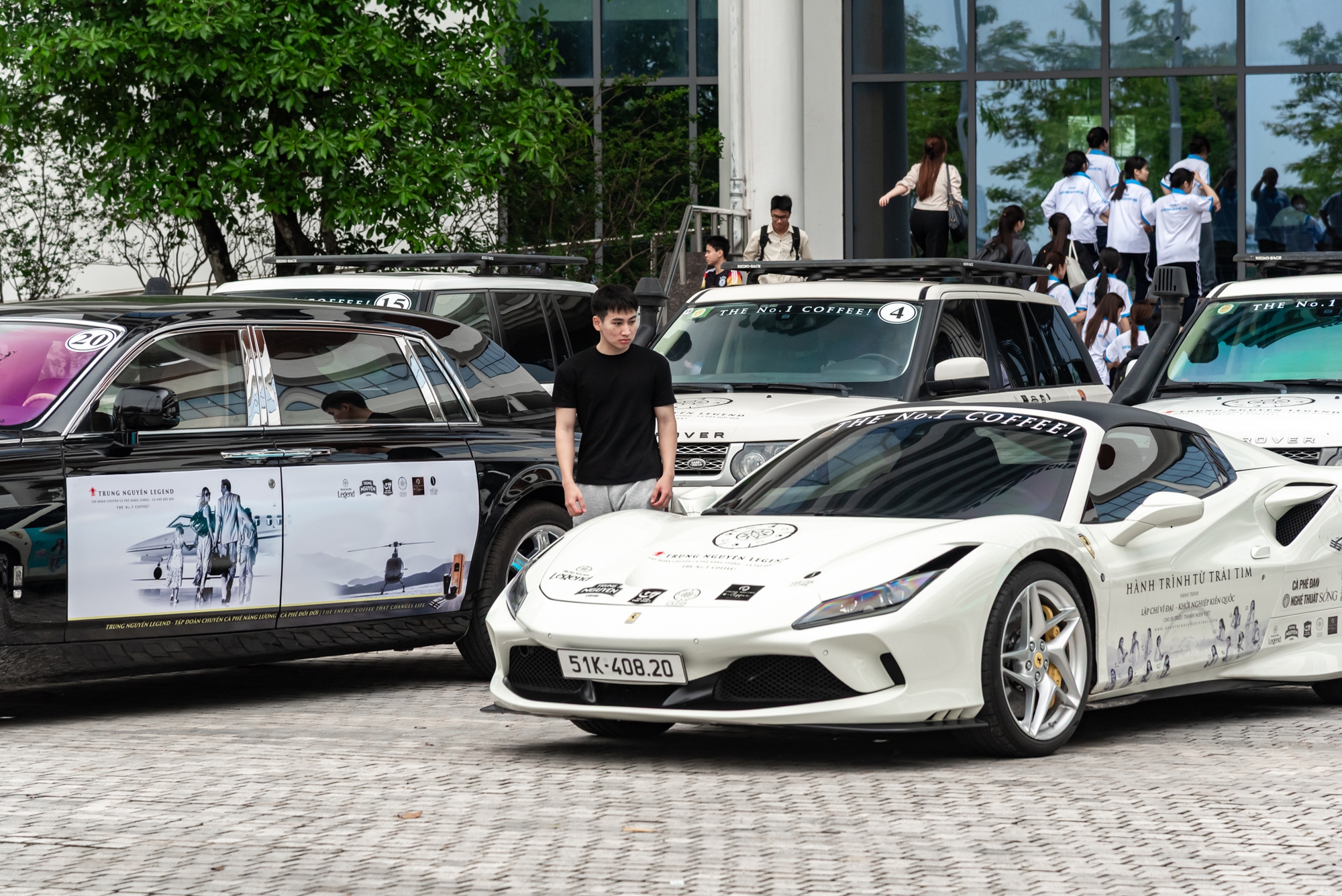 Sinh vi&ecirc;n tại H&agrave; Nội trầm trồ trước d&agrave;n Ferrari, Rolls-Royce v&agrave; Range Rover của &ocirc;ng Đặng L&ecirc; Nguy&ecirc;n Vũ- Ảnh 11.