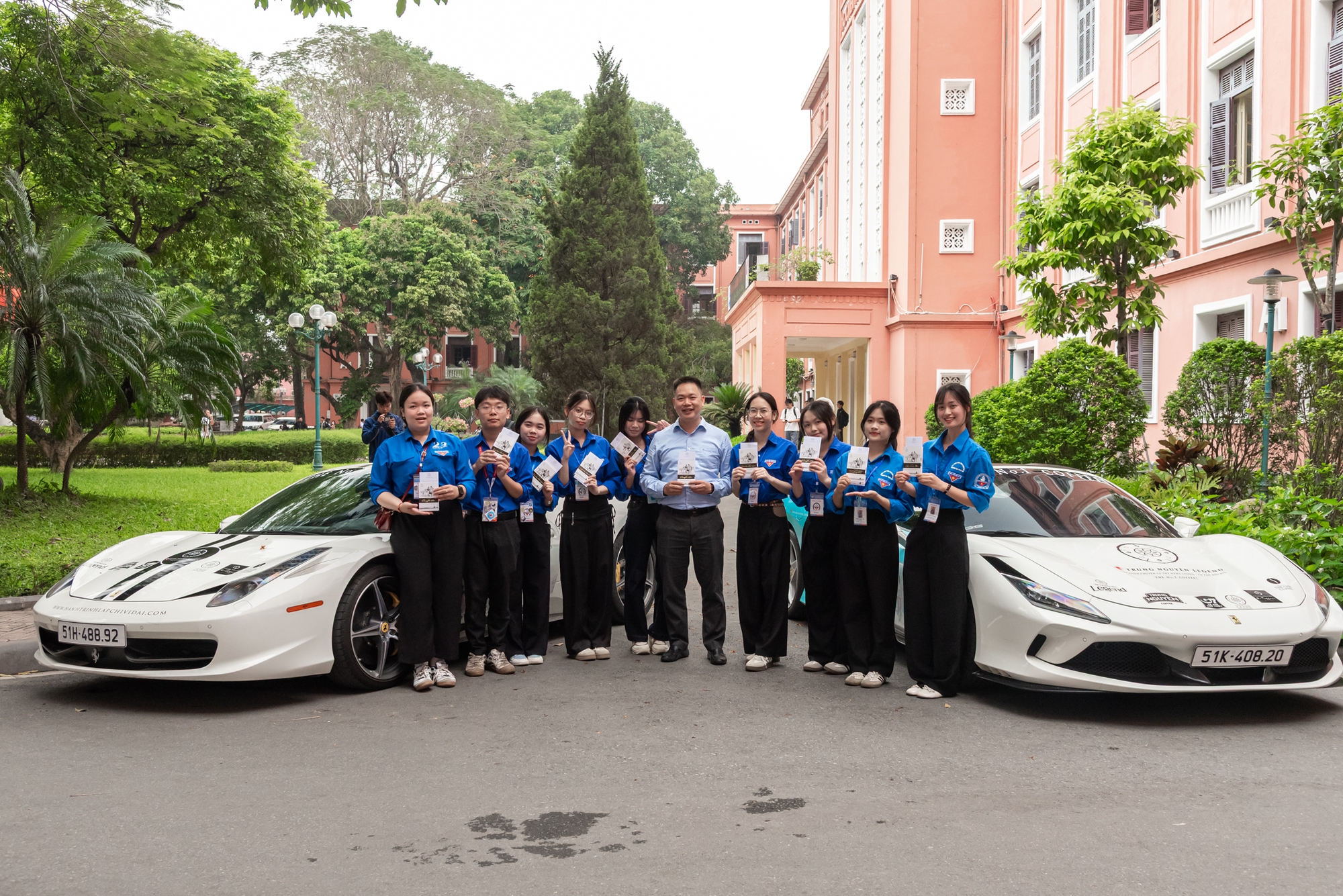 Sinh vi&ecirc;n tại H&agrave; Nội trầm trồ trước d&agrave;n Ferrari, Rolls-Royce v&agrave; Range Rover của &ocirc;ng Đặng L&ecirc; Nguy&ecirc;n Vũ- Ảnh 7.