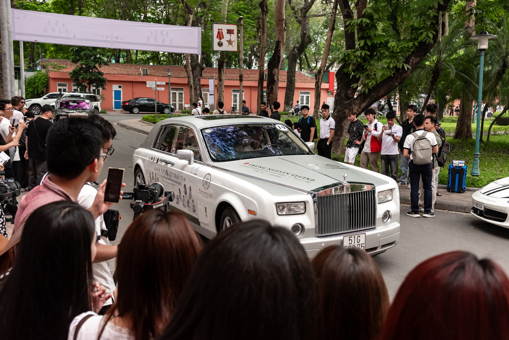 Sinh vi&ecirc;n tại H&agrave; Nội trầm trồ trước d&agrave;n Ferrari, Rolls-Royce v&agrave; Range Rover của &ocirc;ng Đặng L&ecirc; Nguy&ecirc;n Vũ- Ảnh 13.