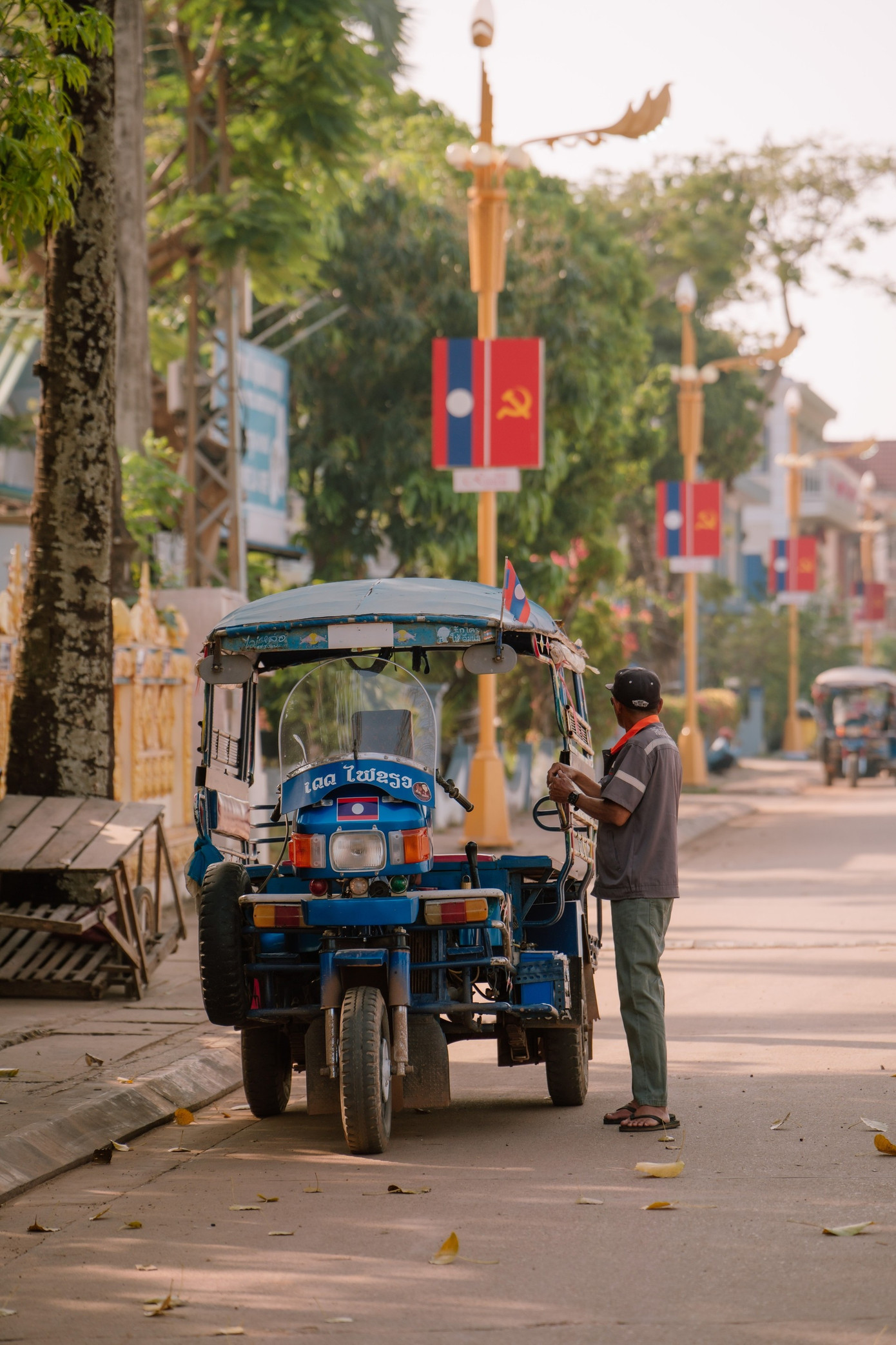Cặp đ&ocirc;i m&aacute;ch kinh nghiệm l&aacute;i &ocirc; t&ocirc; du lịch L&agrave;o 8 ng&agrave;y với 15 triệu đồng- Ảnh 2.