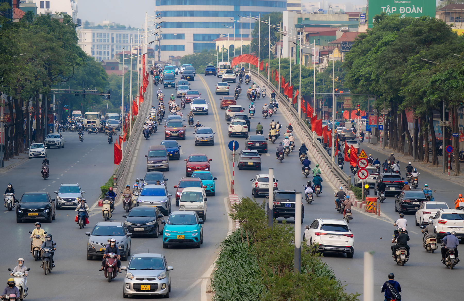 Hà Nội trong một khung hình: 50% là xe điện!- Ảnh 1. Hà Nội trong một khung hình: 50% là xe điện!- Ảnh 1.