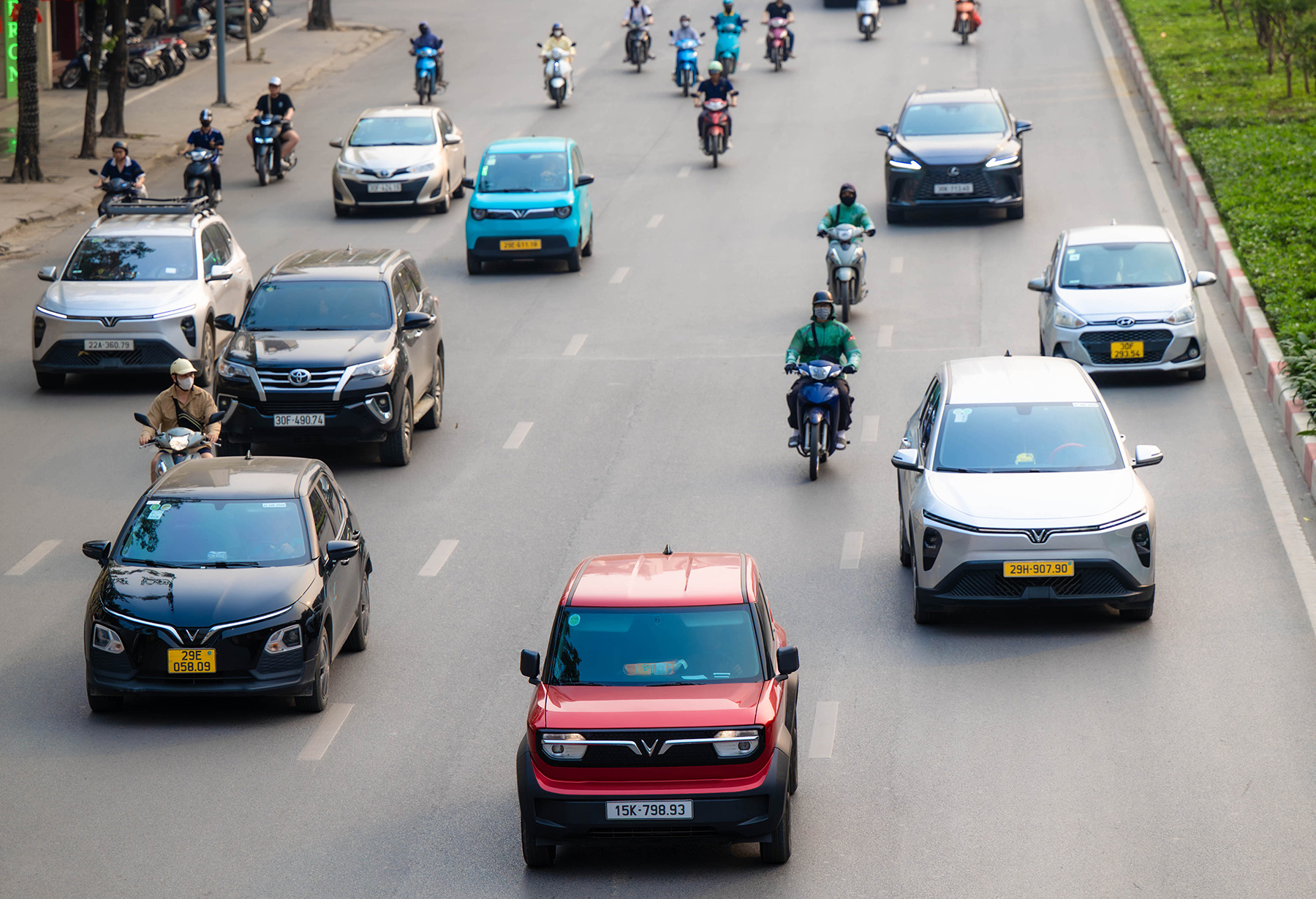 Hà Nội trong một khung hình: 50% là xe điện!- Ảnh 14. Hà Nội trong một khung hình: 50% là xe điện!- Ảnh 14.