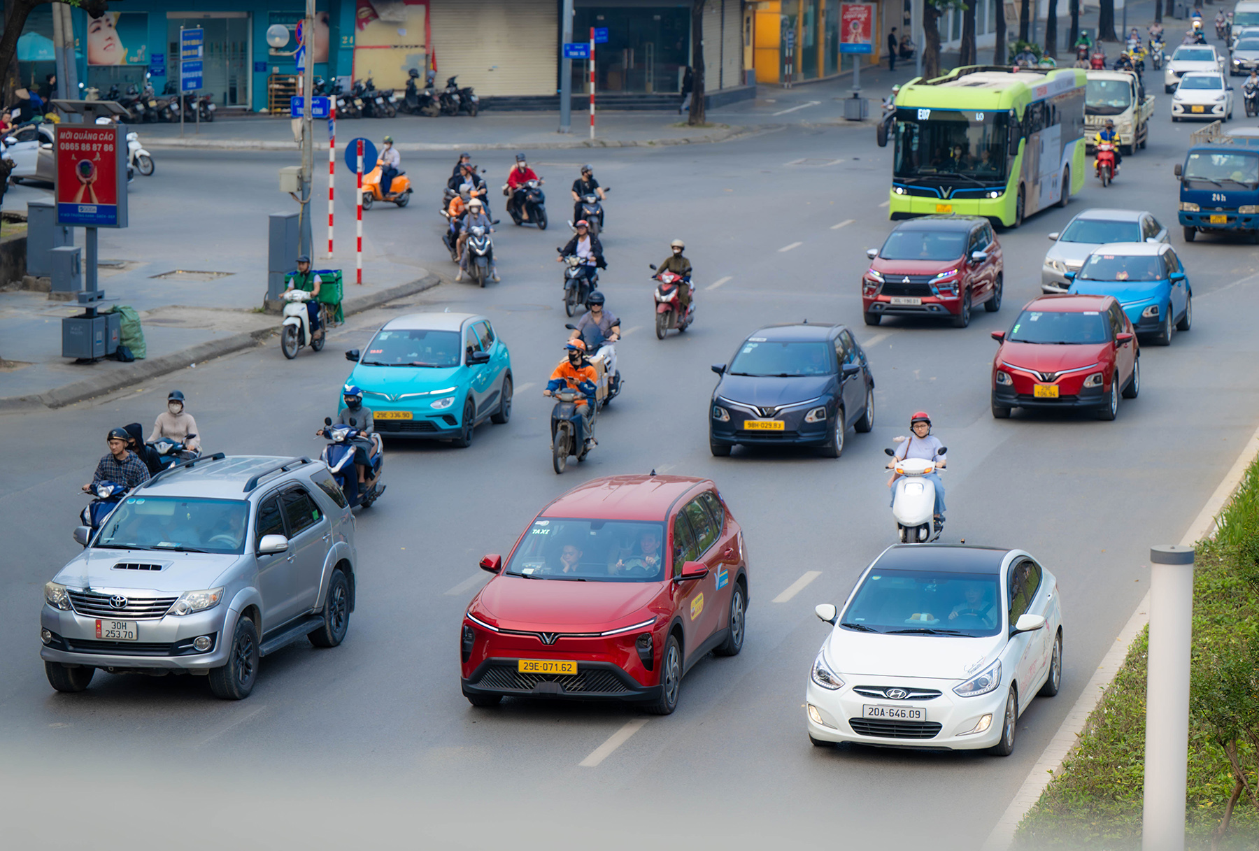 Hà Nội trong một khung hình: 50% là xe điện!- Ảnh 15. Hà Nội trong một khung hình: 50% là xe điện!- Ảnh 15.