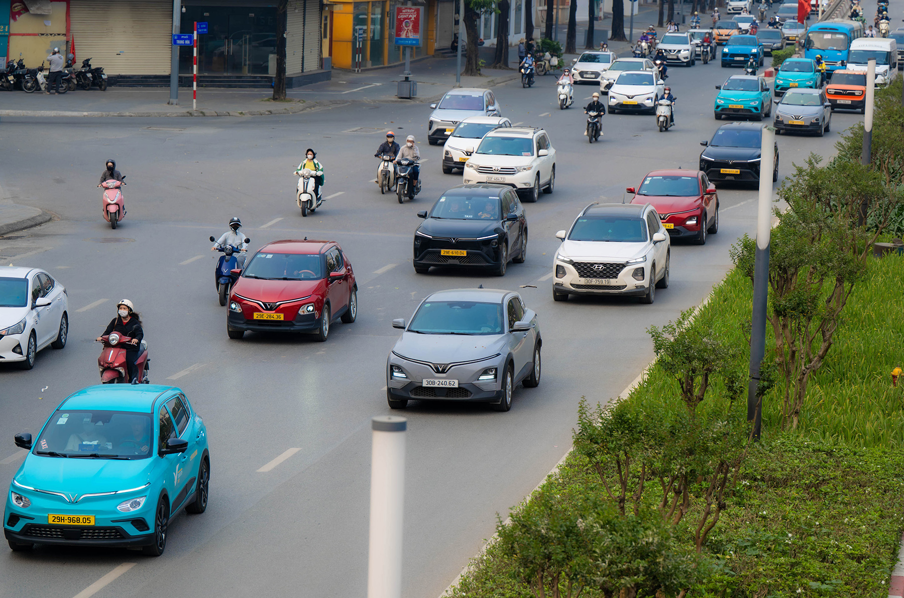 Hà Nội trong một khung hình: 50% là xe điện!- Ảnh 2. Hà Nội trong một khung hình: 50% là xe điện!- Ảnh 2.