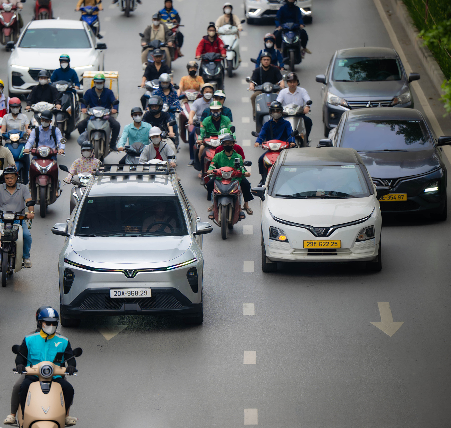 Hà Nội trong một khung hình: 50% là xe điện!- Ảnh 4. Hà Nội trong một khung hình: 50% là xe điện!- Ảnh 4.