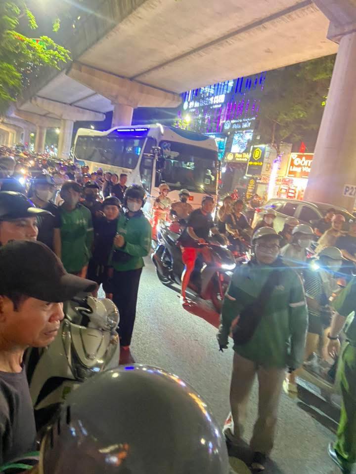 Hiện trường nữ t&agrave;i xế bị tấn c&ocirc;ng tr&ecirc;n đường Xu&acirc;n Thủy, gục tại chỗ- Ảnh 1.