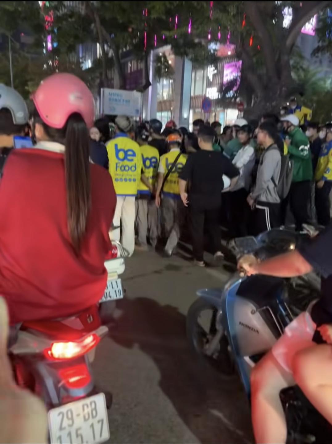 Hiện trường nữ t&agrave;i xế bị tấn c&ocirc;ng tr&ecirc;n đường Xu&acirc;n Thủy, gục tại chỗ- Ảnh 2.