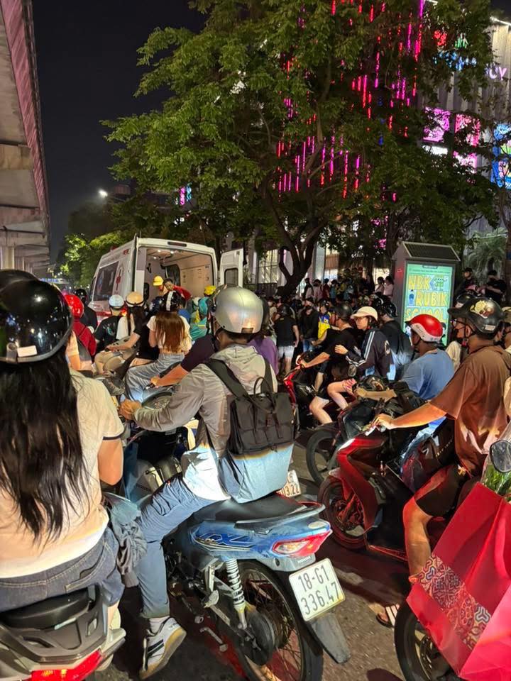 Hiện trường nữ t&agrave;i xế bị tấn c&ocirc;ng tr&ecirc;n đường Xu&acirc;n Thủy, gục tại chỗ- Ảnh 3.