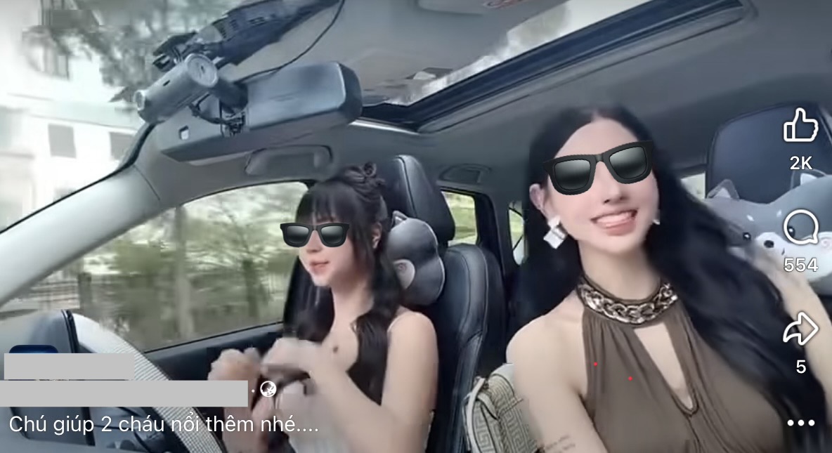 Hết m&igrave;nh với TikTok, hai c&ocirc; g&aacute;i "diễn xiếc" trong &ocirc; t&ocirc; bất chấp nguy hiểm, netizen thở d&agrave;i ngao ng&aacute;n- Ảnh 1.