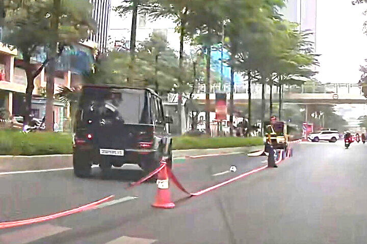 &Ocirc; t&ocirc; Mercedes G63 t&ocirc;ng cụ &ocirc;ng đi bộ sang đường tử vong ở H&agrave; Nội- Ảnh 1.