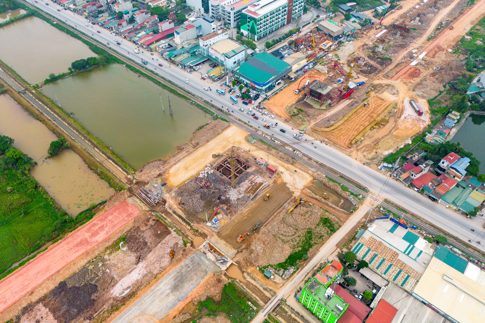 To&agrave;n cảnh mạng lưới giao th&ocirc;ng h&agrave;ng trăm ngh&igrave;n tỷ kết nối đại đ&ocirc; thị lớn nhất cả nước: Đường 90 m, cao tốc 12 l&agrave;n xe, ga rộng nhất của tuyến đường sắt 67 tỷ USD- Ảnh 8.