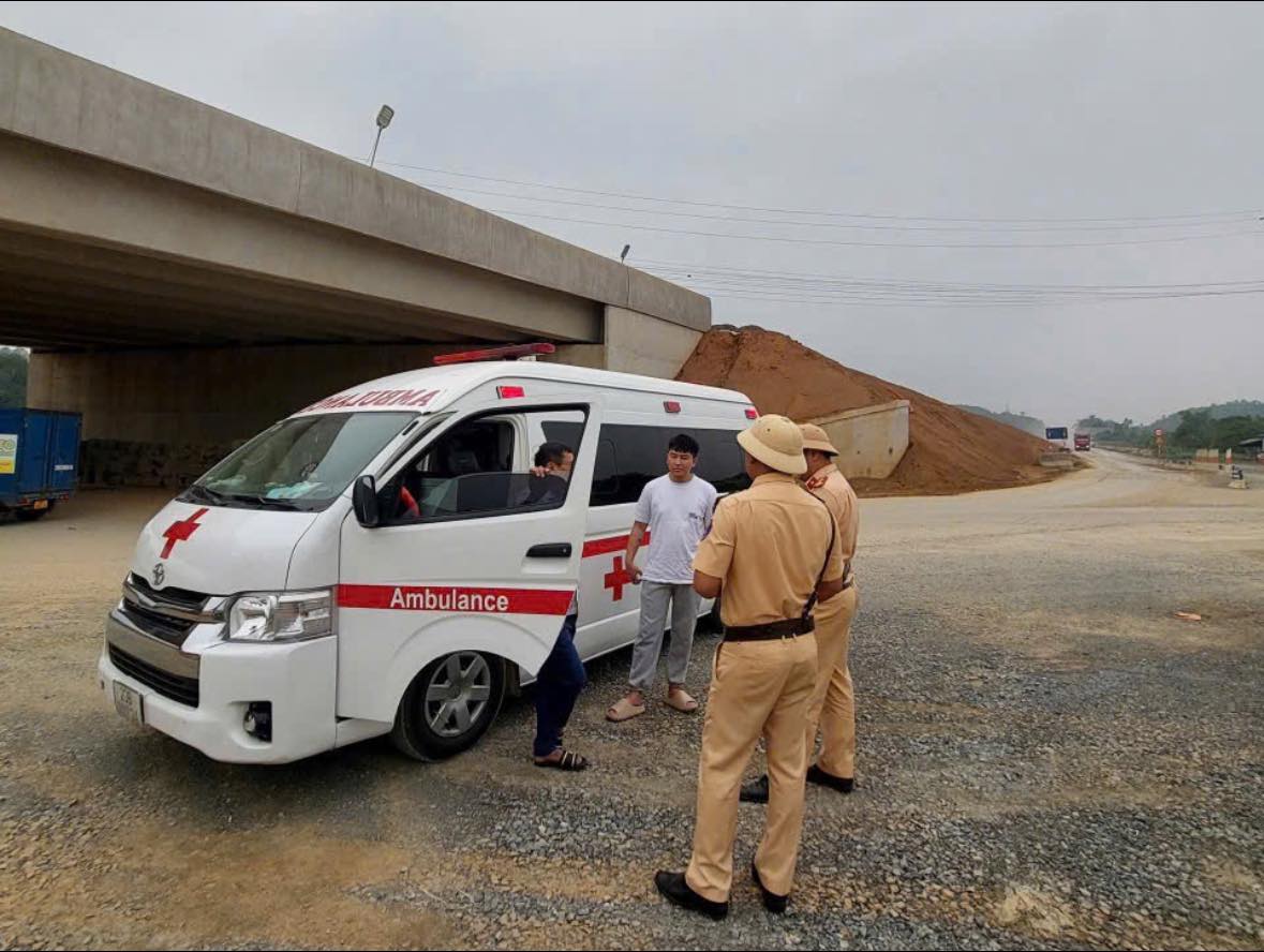 Bố giao xe cứu thương cho con trai chưa c&oacute; giấy ph&eacute;p l&aacute;i xe điều khiển- Ảnh 1.