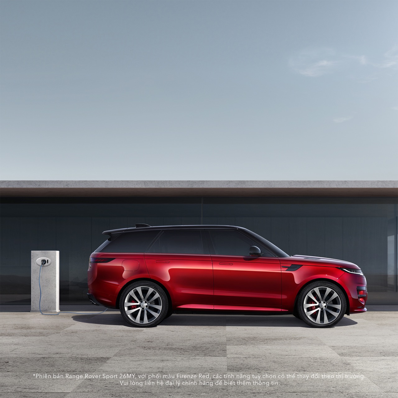 Range Rover Sport 2026 ra mắt Việt Nam: Khởi điểm từ gần 6 tỷ đồng, bản hybrid c&oacute; thể chạy điện 100km/sạc- Ảnh 3.