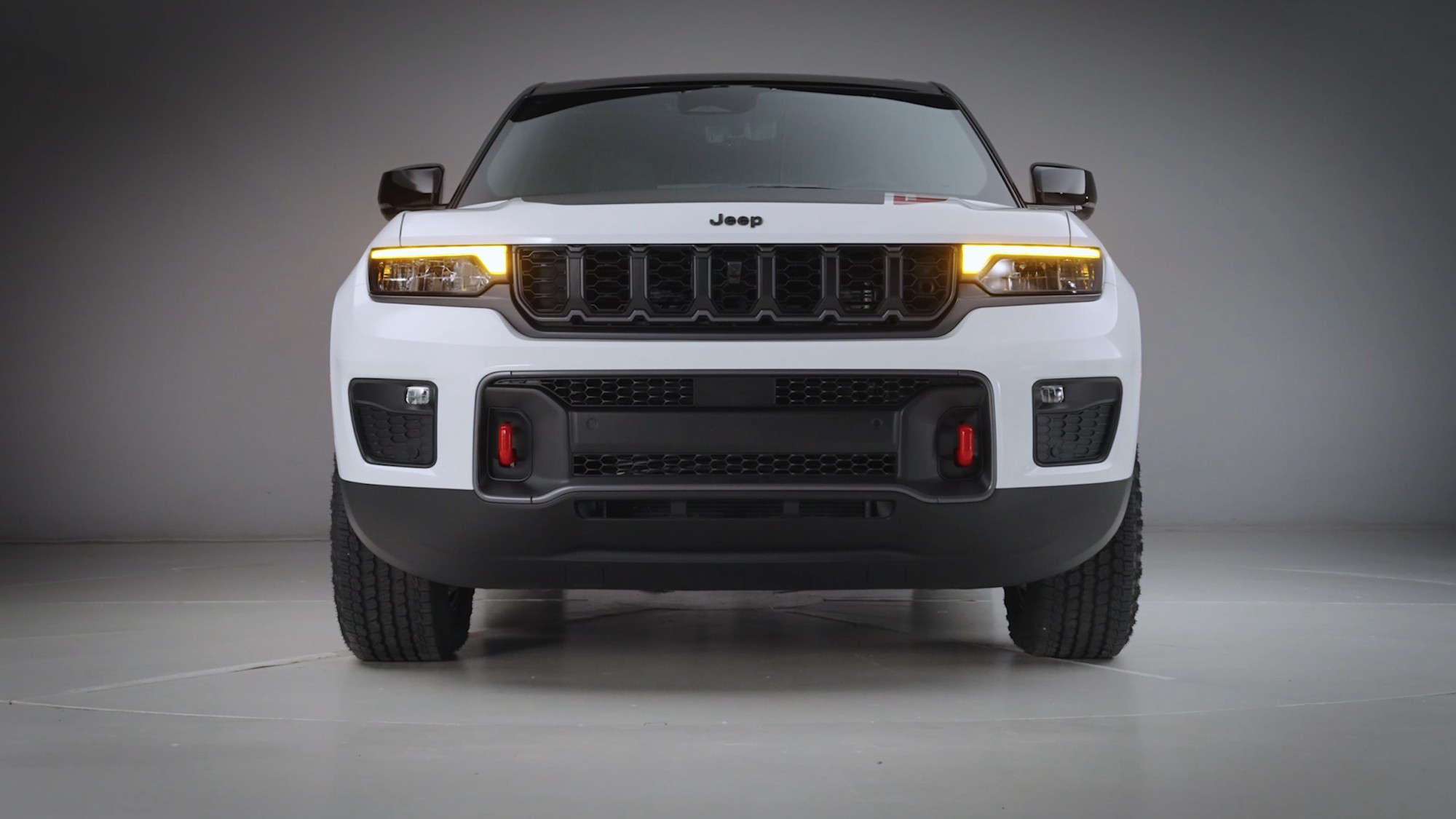 Jeep Grand Cherokee Trailhawk nh&aacute; h&agrave;ng trước khi ra mắt năm nay, THACO m&agrave; đưa về th&igrave; sẽ h&uacute;t th&ecirc;m d&acirc;n chơi Việt m&ecirc; phượt, chạy địa h&igrave;nh- Ảnh 2.