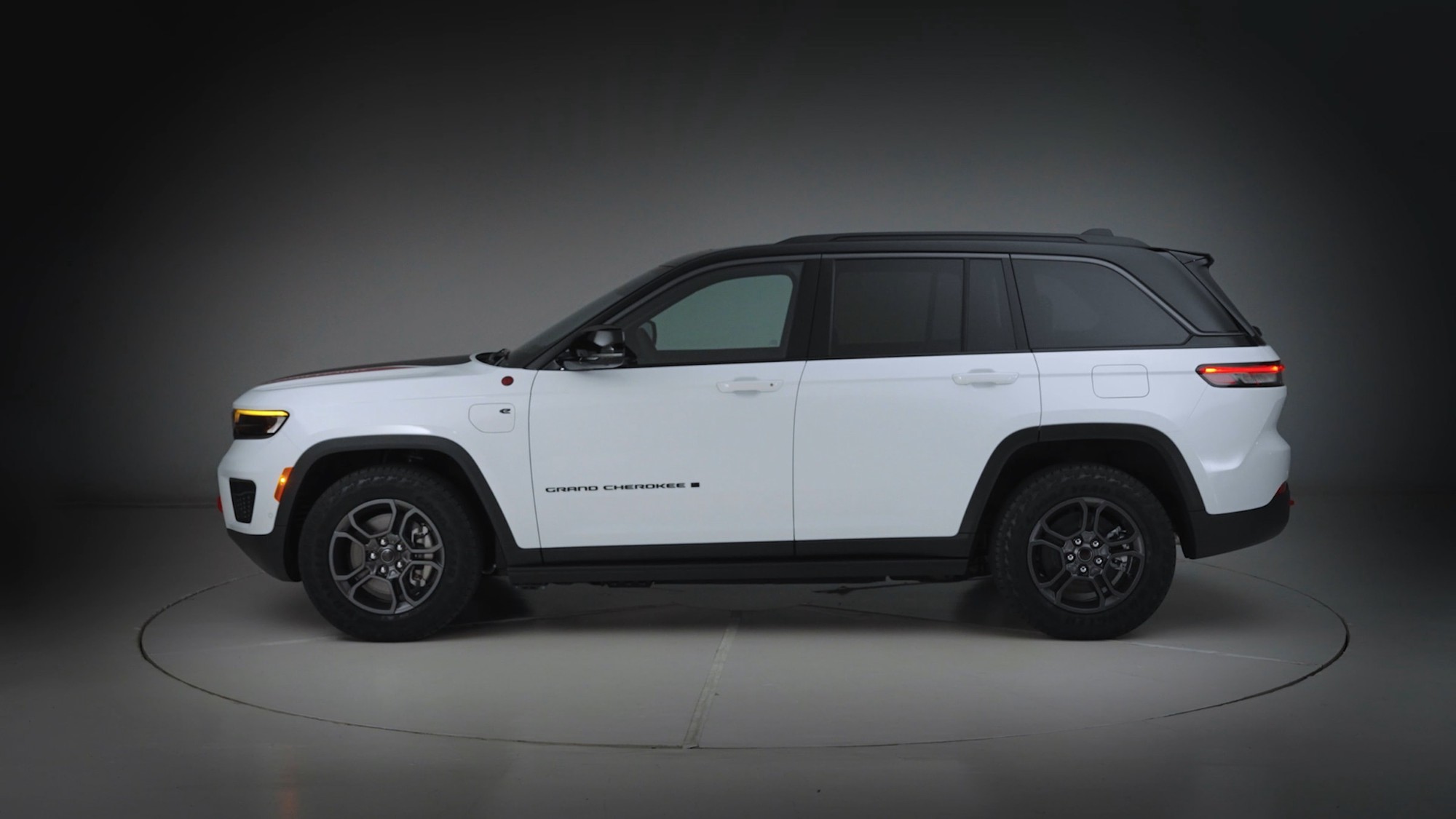 Jeep Grand Cherokee Trailhawk nh&aacute; h&agrave;ng trước khi ra mắt năm nay, THACO m&agrave; đưa về th&igrave; sẽ h&uacute;t th&ecirc;m d&acirc;n chơi Việt m&ecirc; phượt, chạy địa h&igrave;nh- Ảnh 4.