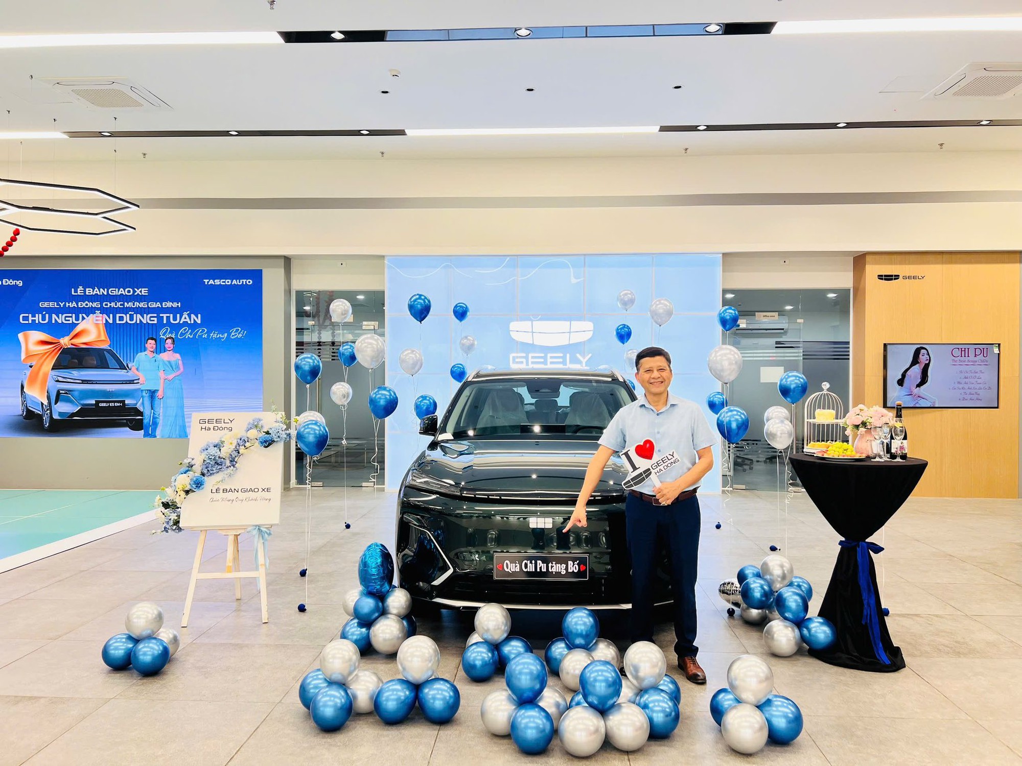 Chi Pu tặng bố chiếc Geely EX5 bản PHEV kèm lời nhắn xúc động- Ảnh 2. Chi Pu tặng bố chiếc Geely EX5 bản PHEV kèm lời nhắn xúc động- Ảnh 2.