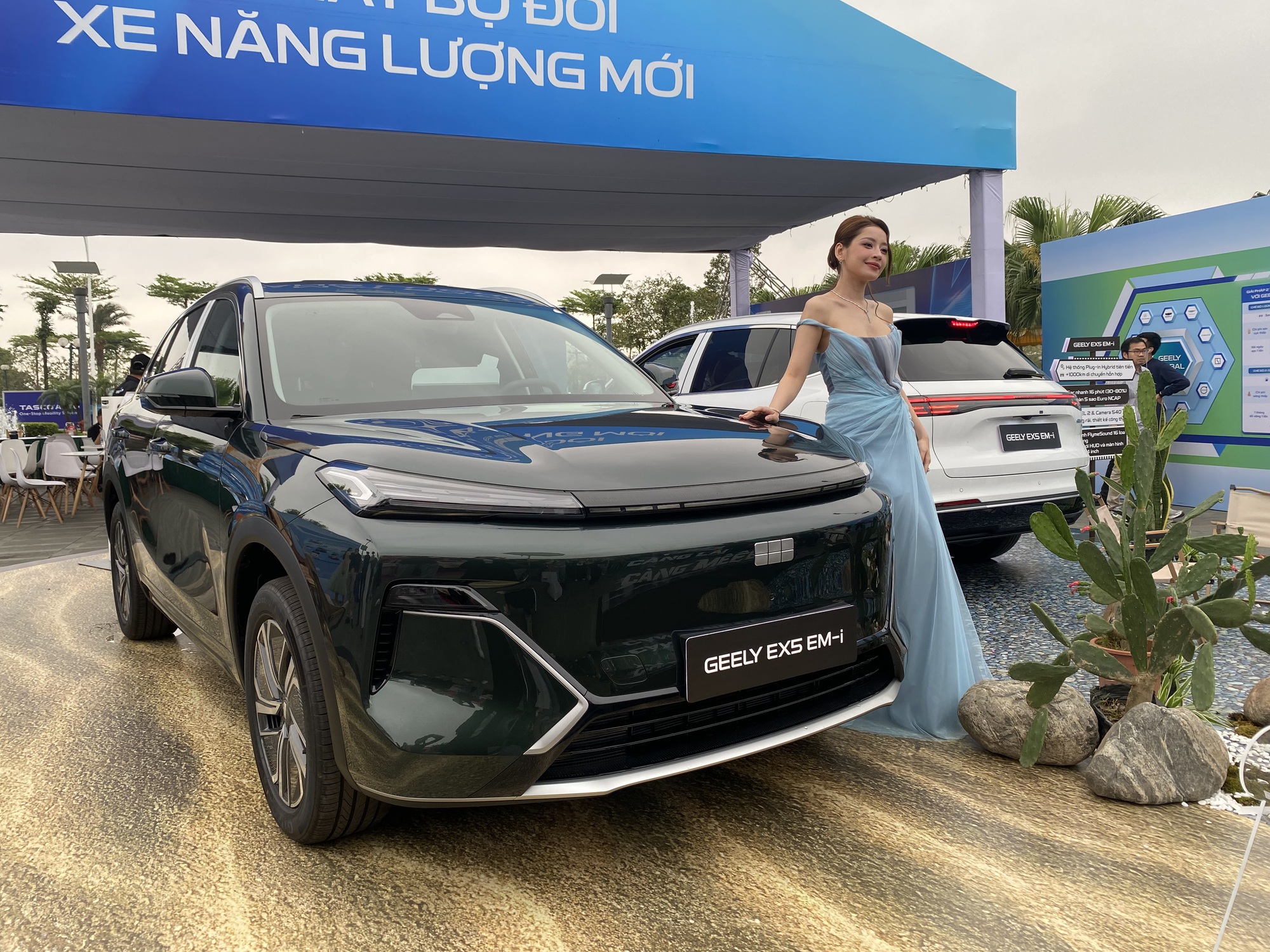 Chi Pu tặng bố chiếc Geely EX5 bản PHEV kèm lời nhắn xúc động- Ảnh 3. Chi Pu tặng bố chiếc Geely EX5 bản PHEV kèm lời nhắn xúc động- Ảnh 3.