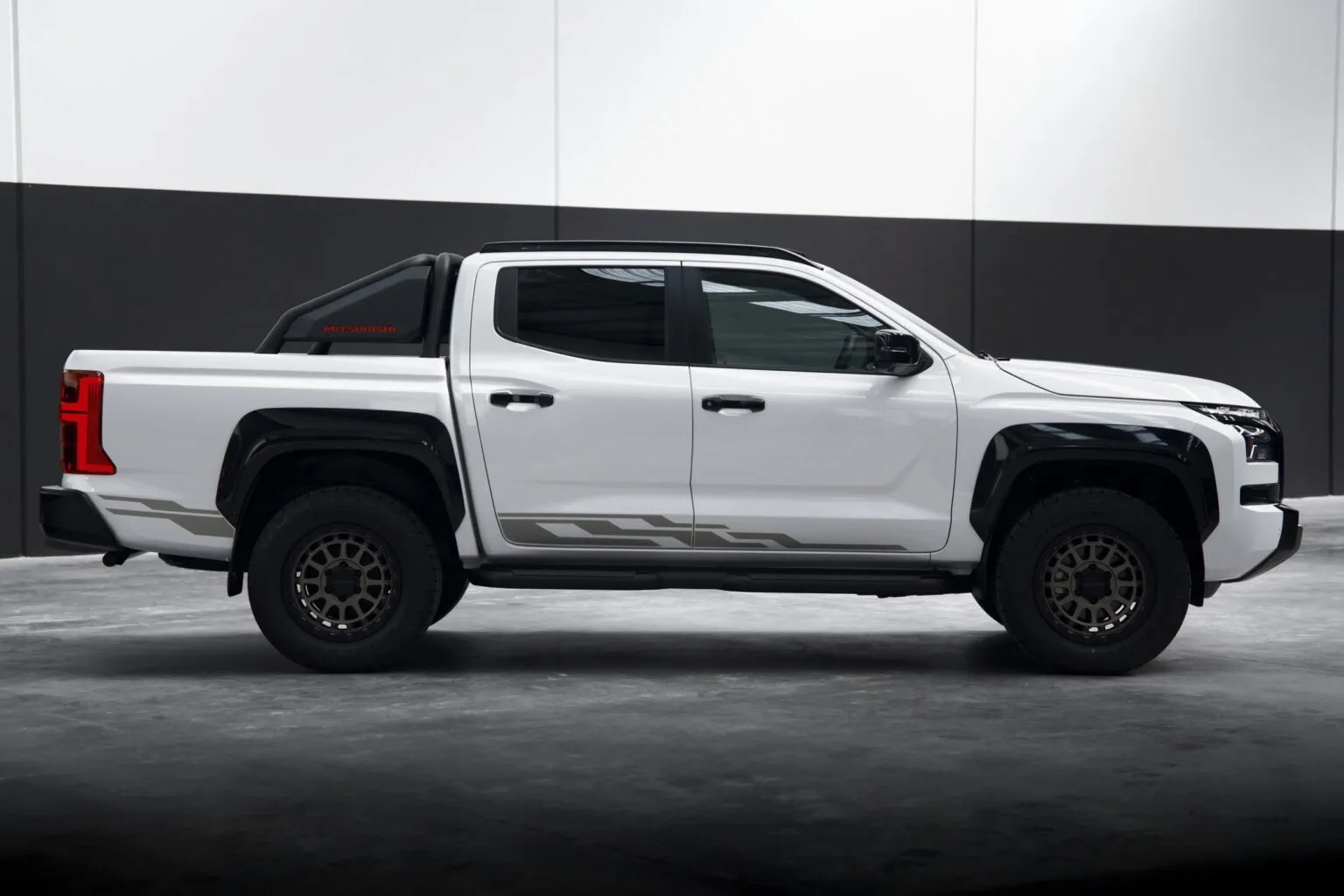 Mitsubishi Triton thêm bản mới cho dân mê off-road: Mâm mới, lốp lớn, giảm xóc độc quyền, đã thử nghiệm qua 7.000km địa hình khắc nghiệt- Ảnh 10. Mitsubishi Triton thêm bản mới cho dân mê off-road: Mâm mới, lốp lớn, giảm xóc độc quyền, đã thử nghiệm qua 7.000km địa hình khắc nghiệt- Ảnh 10.